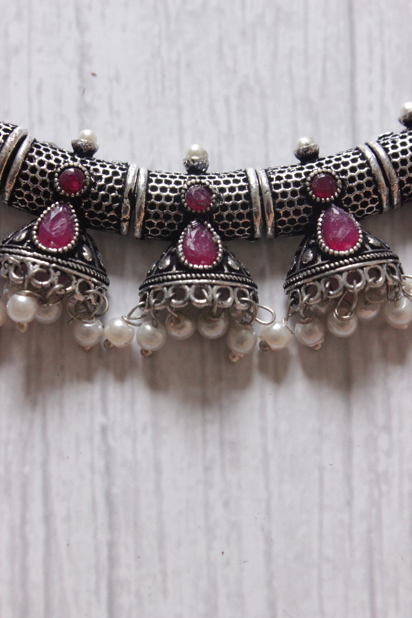 Set Hasli Style Pink Glass Stones Embedded Thread Closure Choker Necklace Set with Nosepin