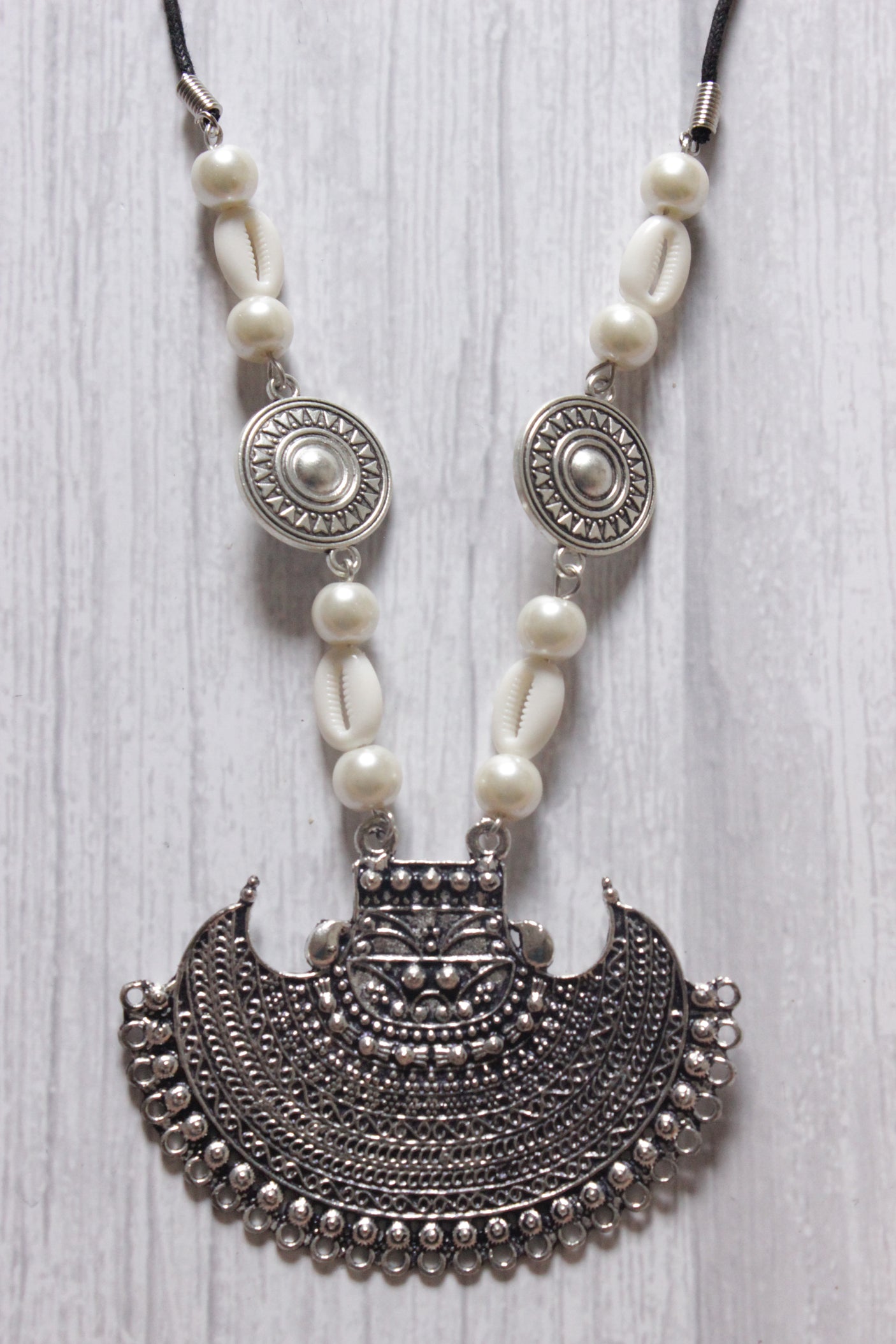 Shell Work Warrior Pendant Rope Closure Necklace Set