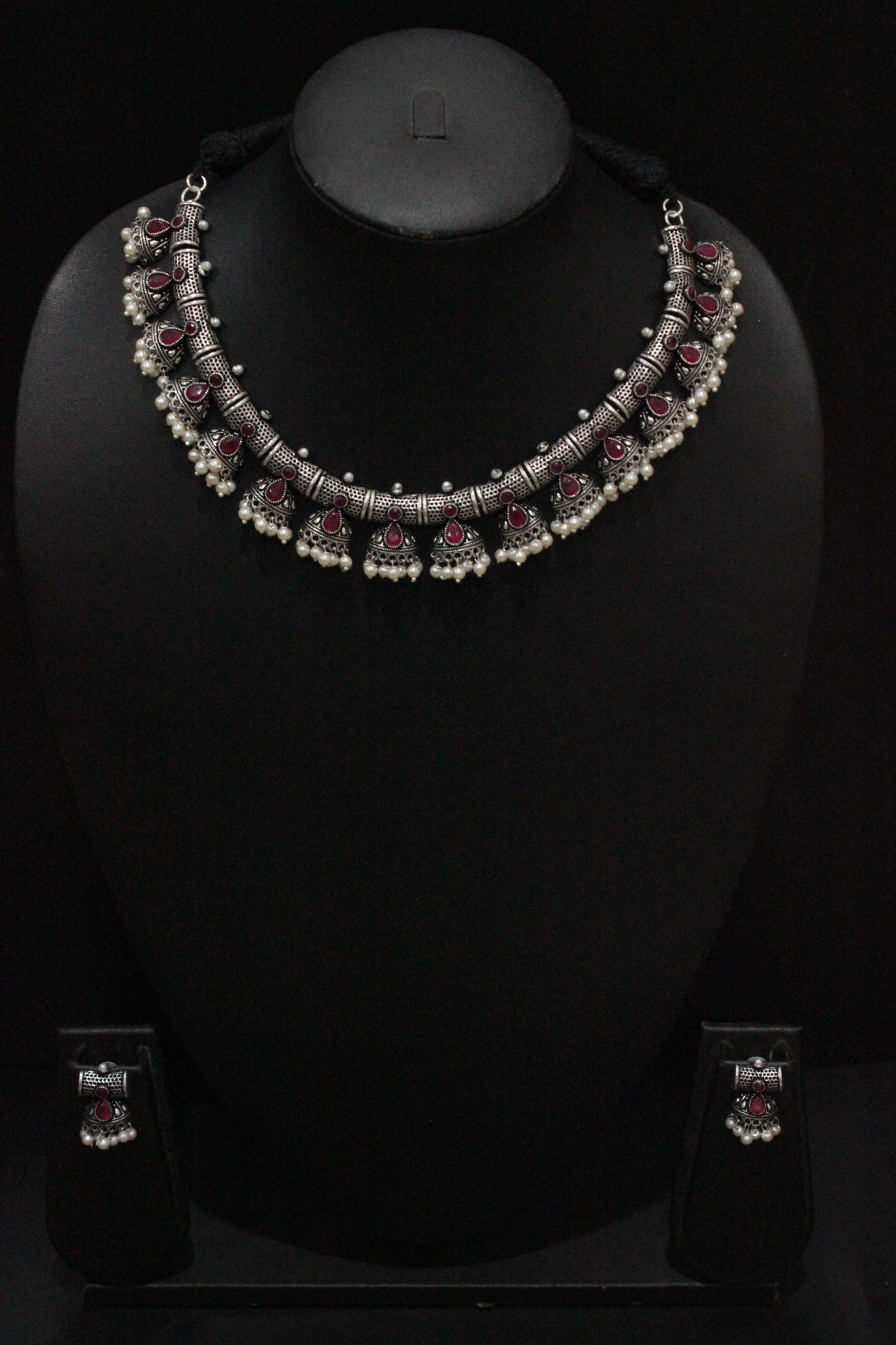 Set Hasli Style Pink Glass Stones Embedded Thread Closure Choker Necklace Set with Nosepin