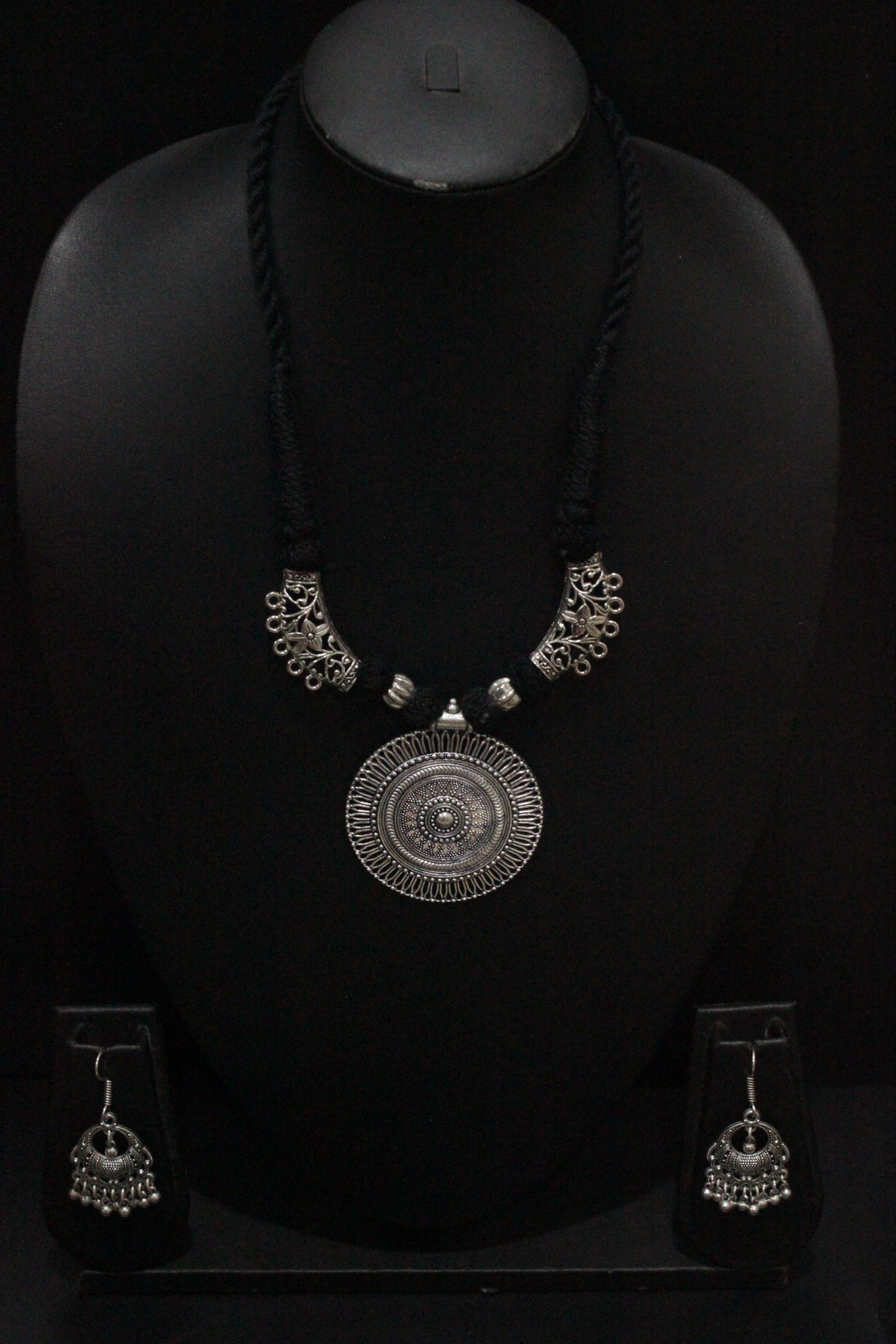 Thread Closure Choker Necklace Set with Statement Pendant