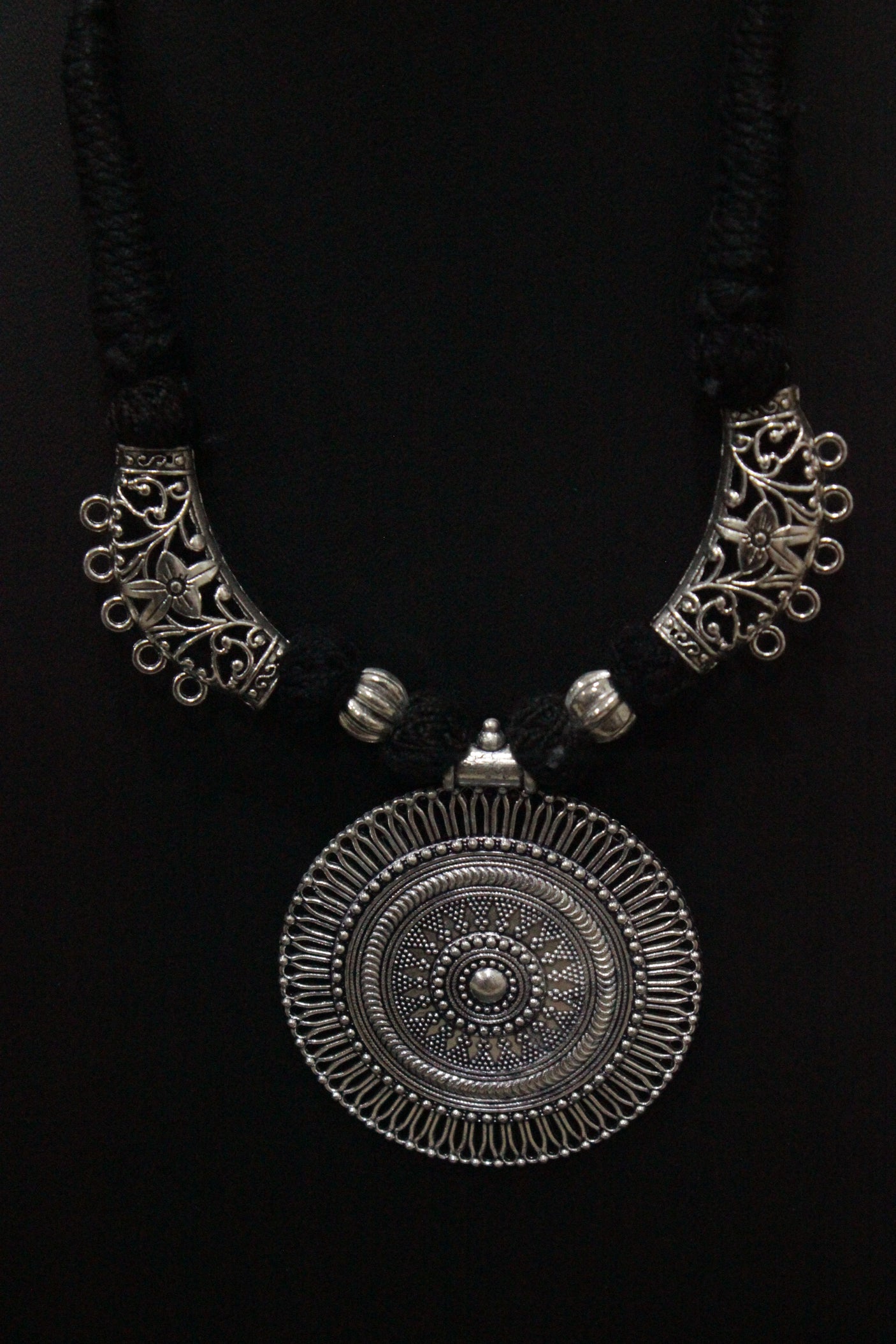 Thread Closure Choker Necklace Set with Statement Pendant