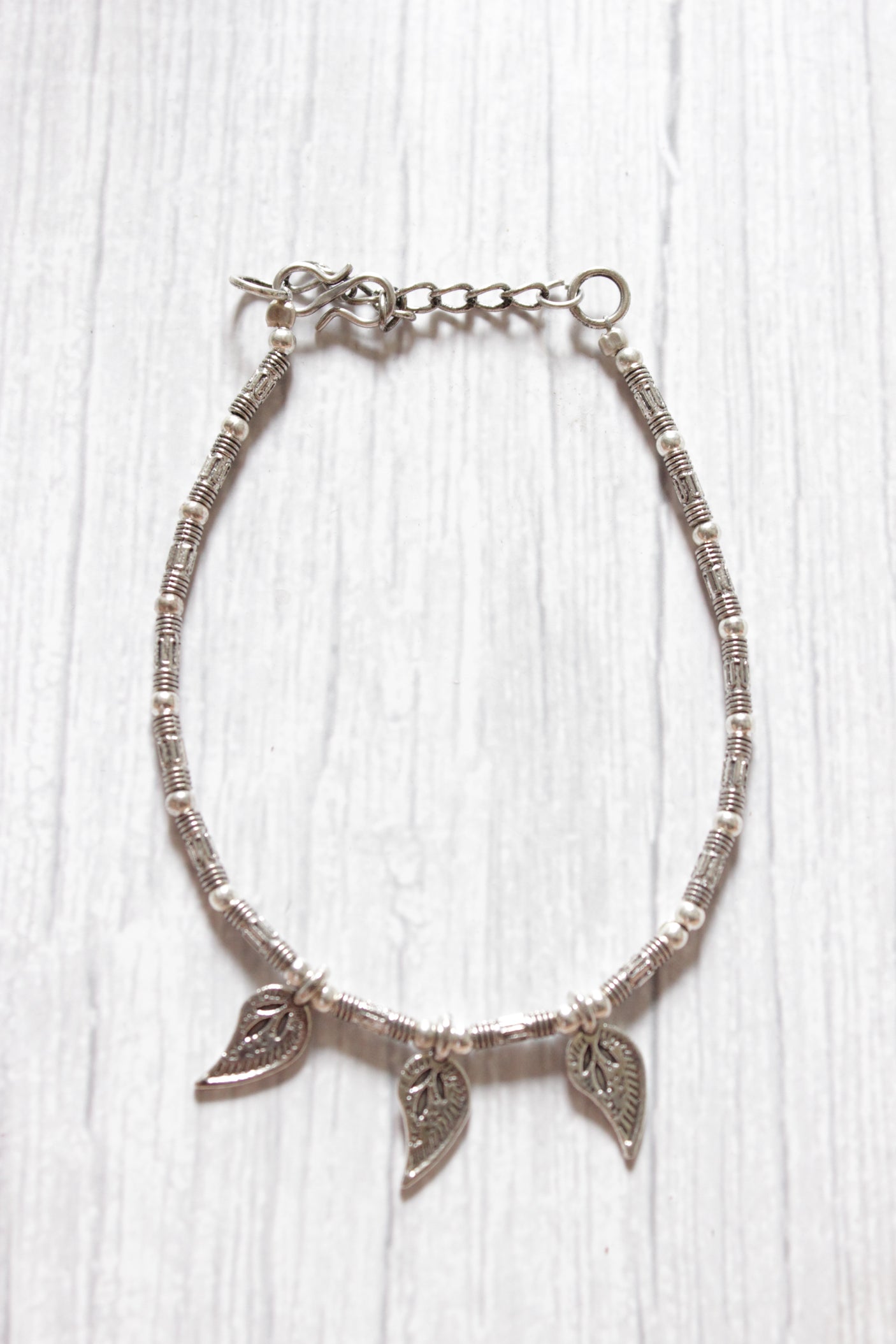 Silver Finish Single Metal Anklet Accentuated with Leaf Metal Accents