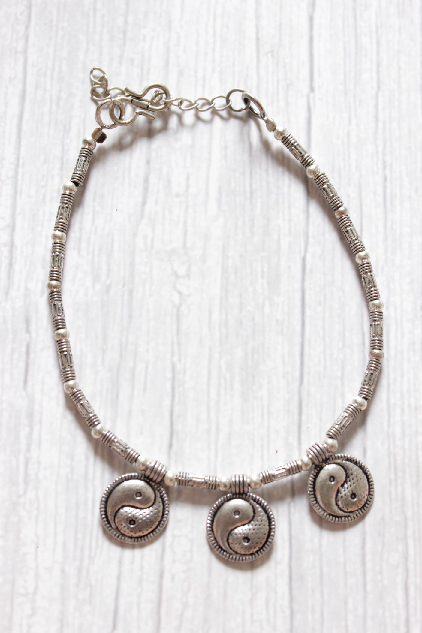 Silver Finish Single Metal Anklet Accentuated with Yin Yang Metal Accents
