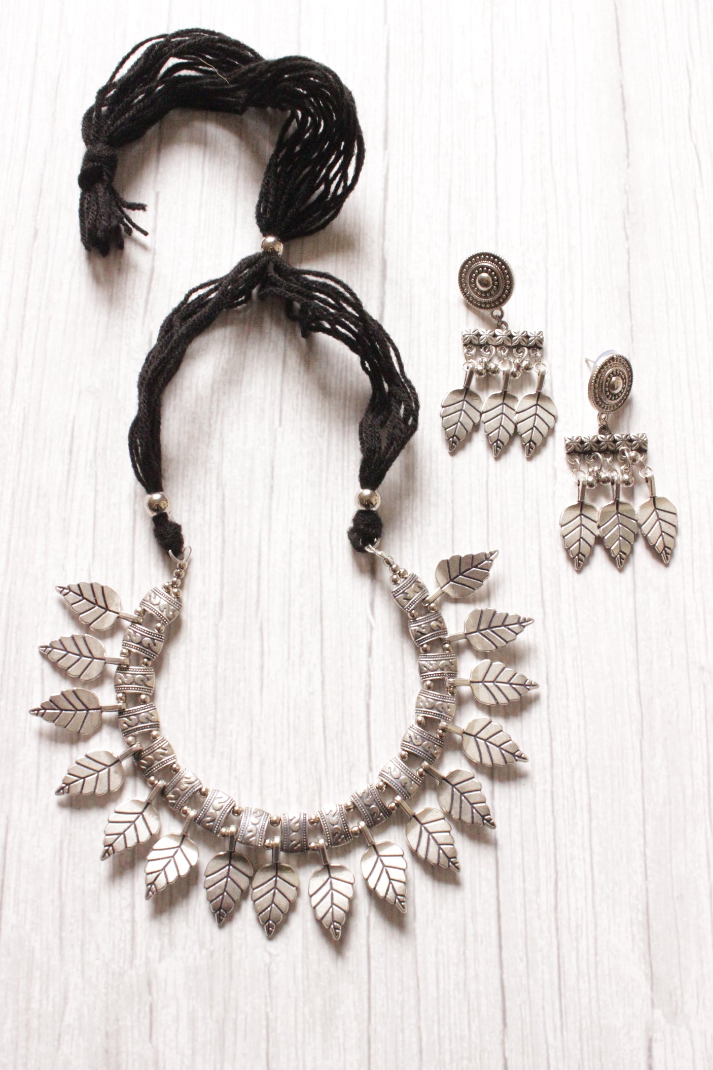 Silver Finish Leaf Motifs Adjustable Thread Closure Choker Necklace