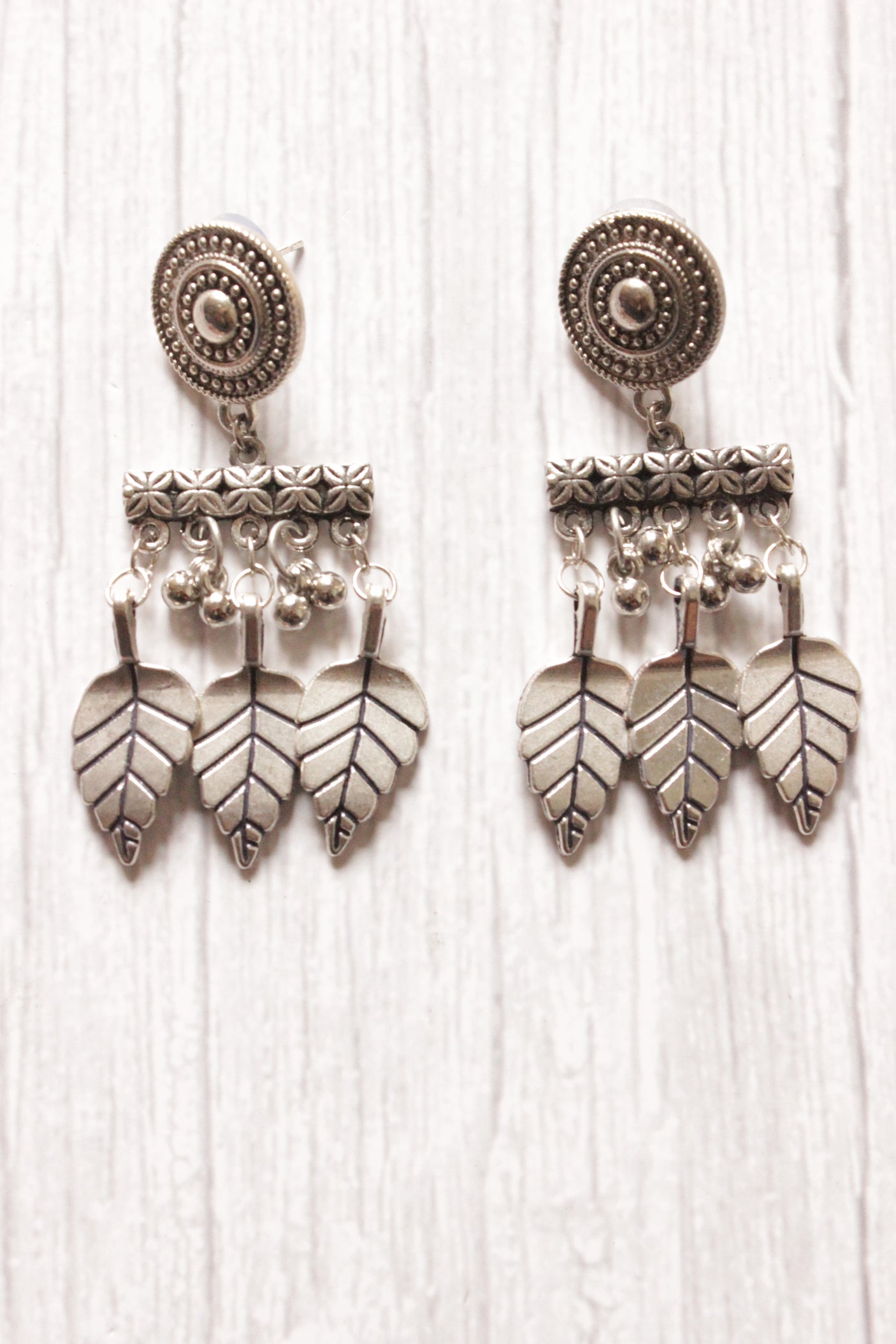 Silver Finish Leaf Motifs Adjustable Thread Closure Choker Necklace