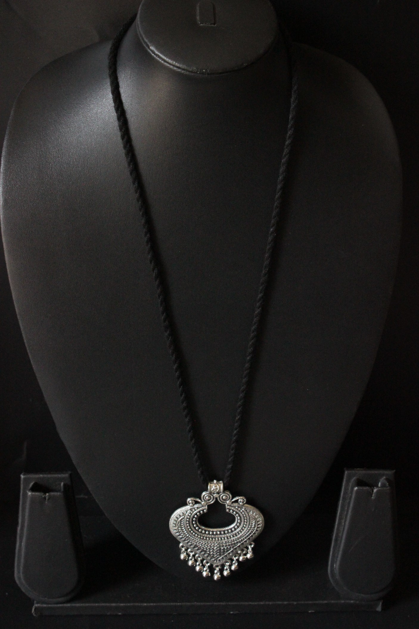 Silver Finish Metal Pendant Rope Closure Necklace