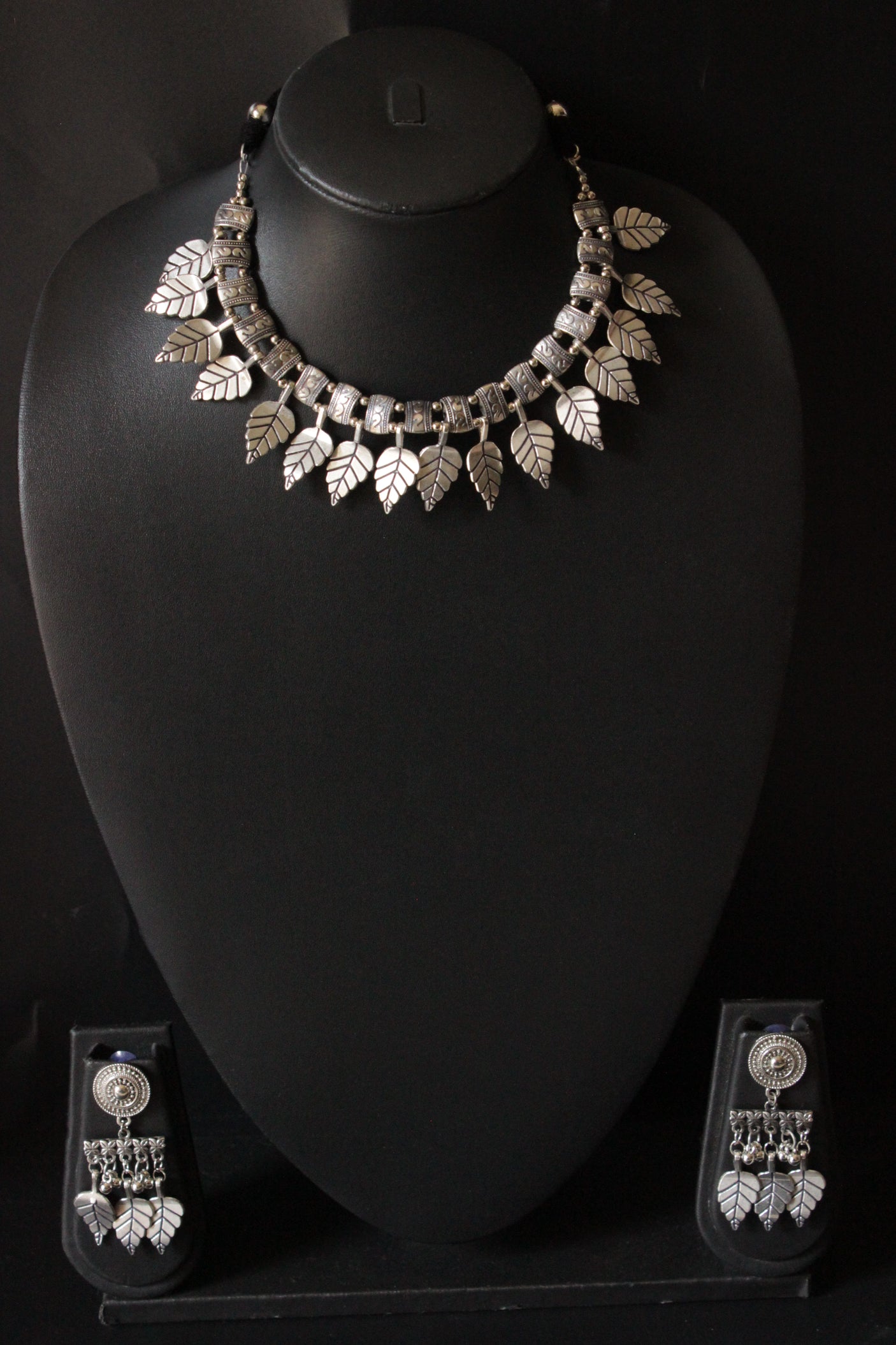 Silver Finish Leaf Motifs Adjustable Thread Closure Choker Necklace