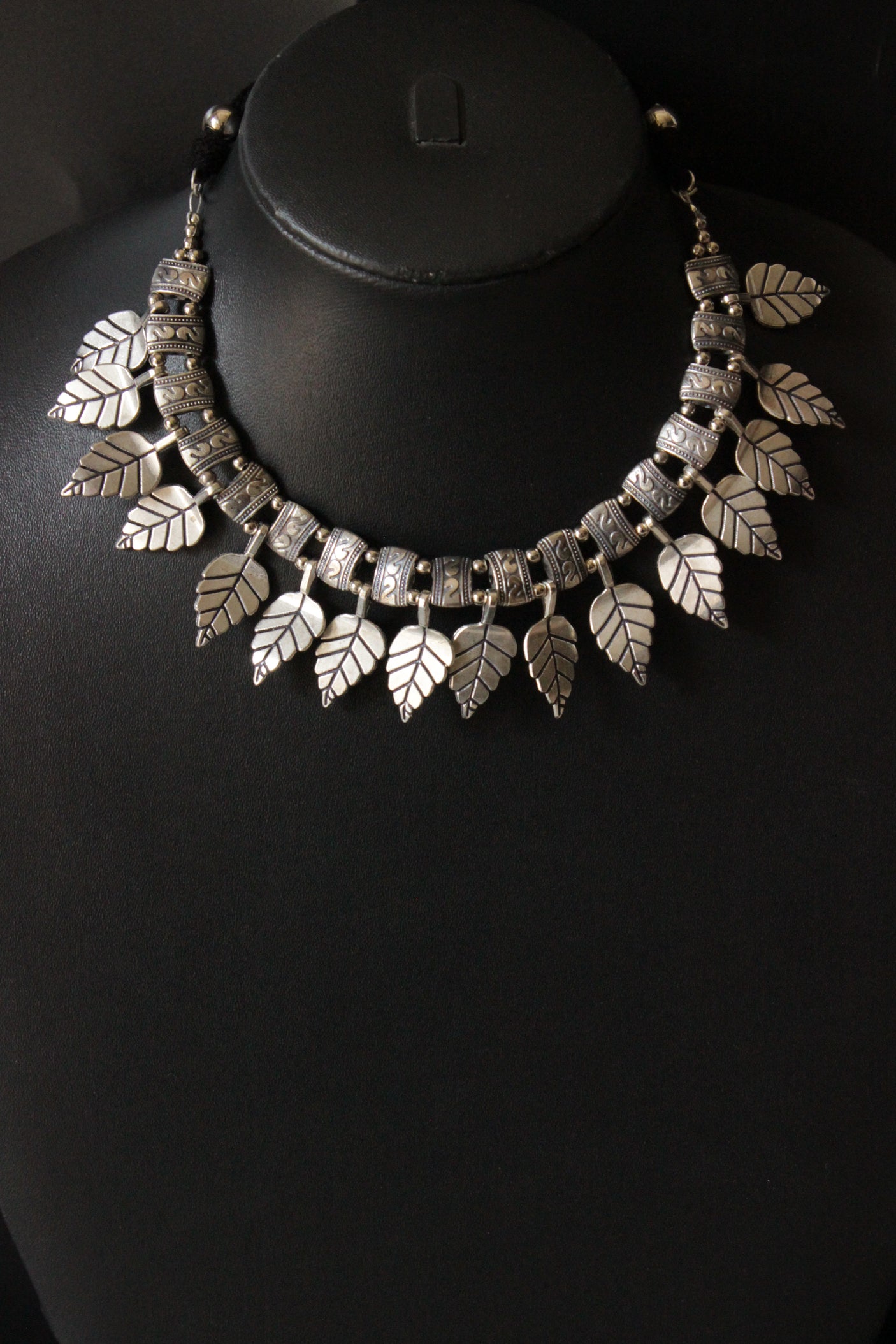 Silver Finish Leaf Motifs Adjustable Thread Closure Choker Necklace