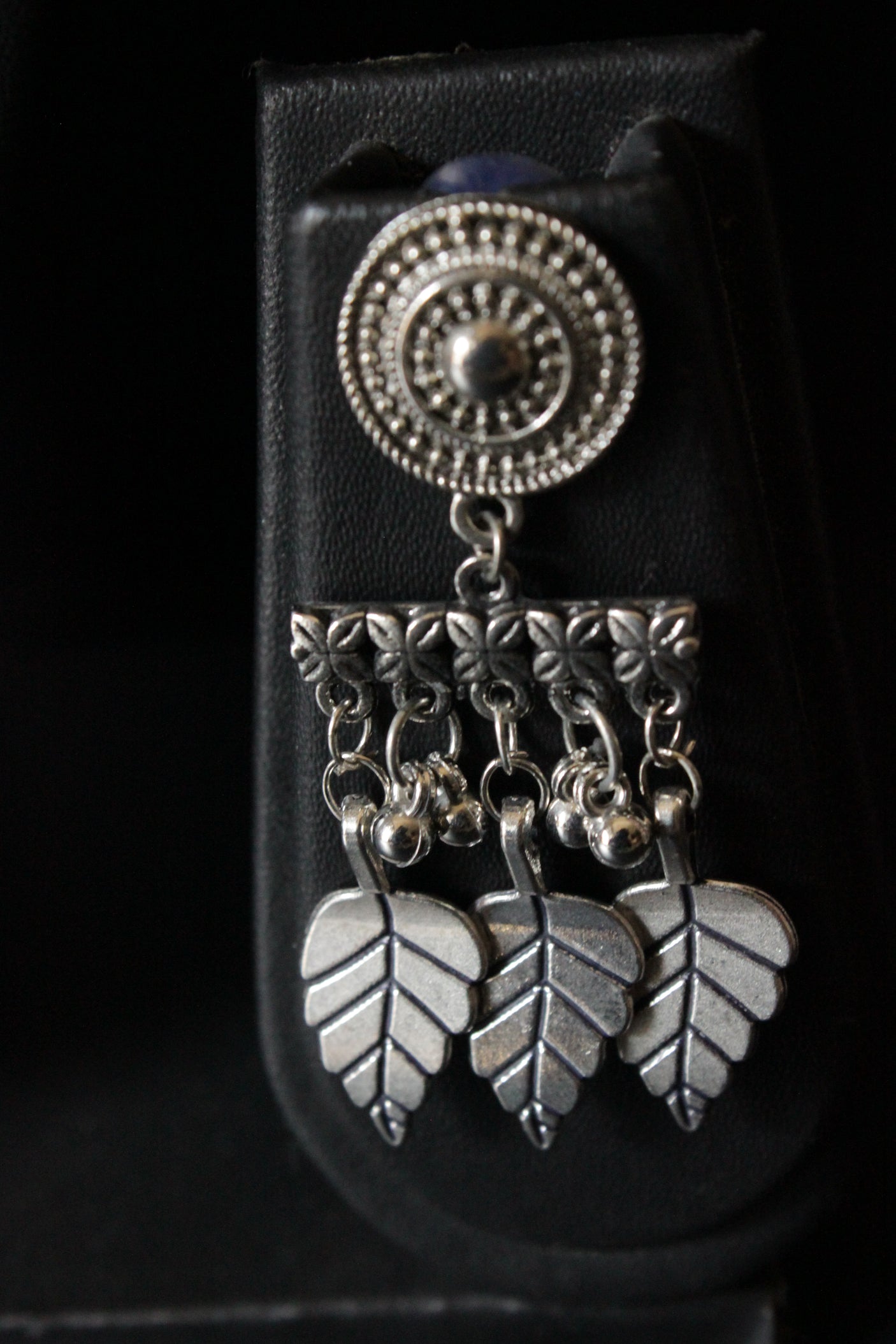 Silver Finish Leaf Motifs Adjustable Thread Closure Choker Necklace