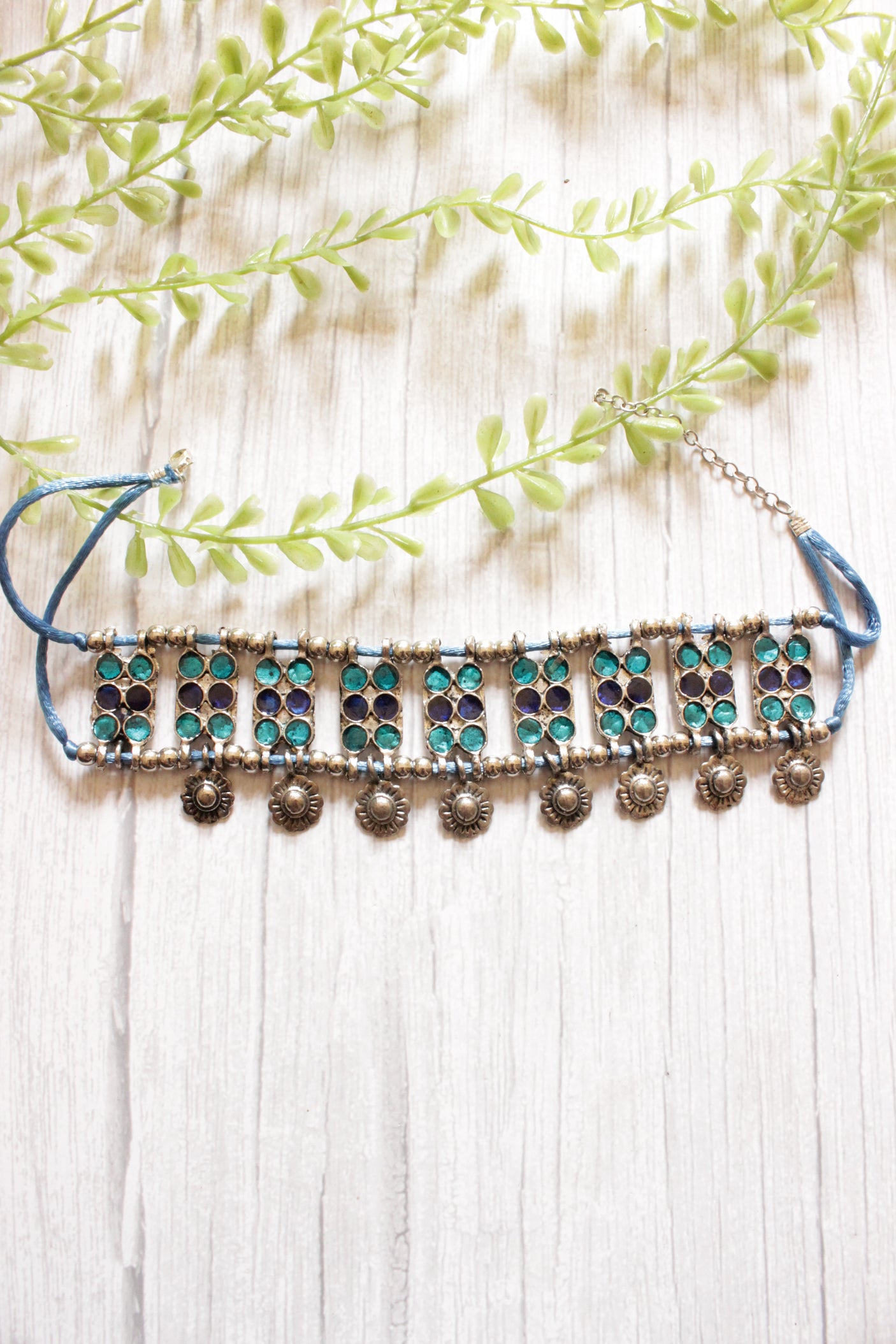 Blue Rhinestones Embedded Metal Choker Necklace Embellished with Flower Metal Accents