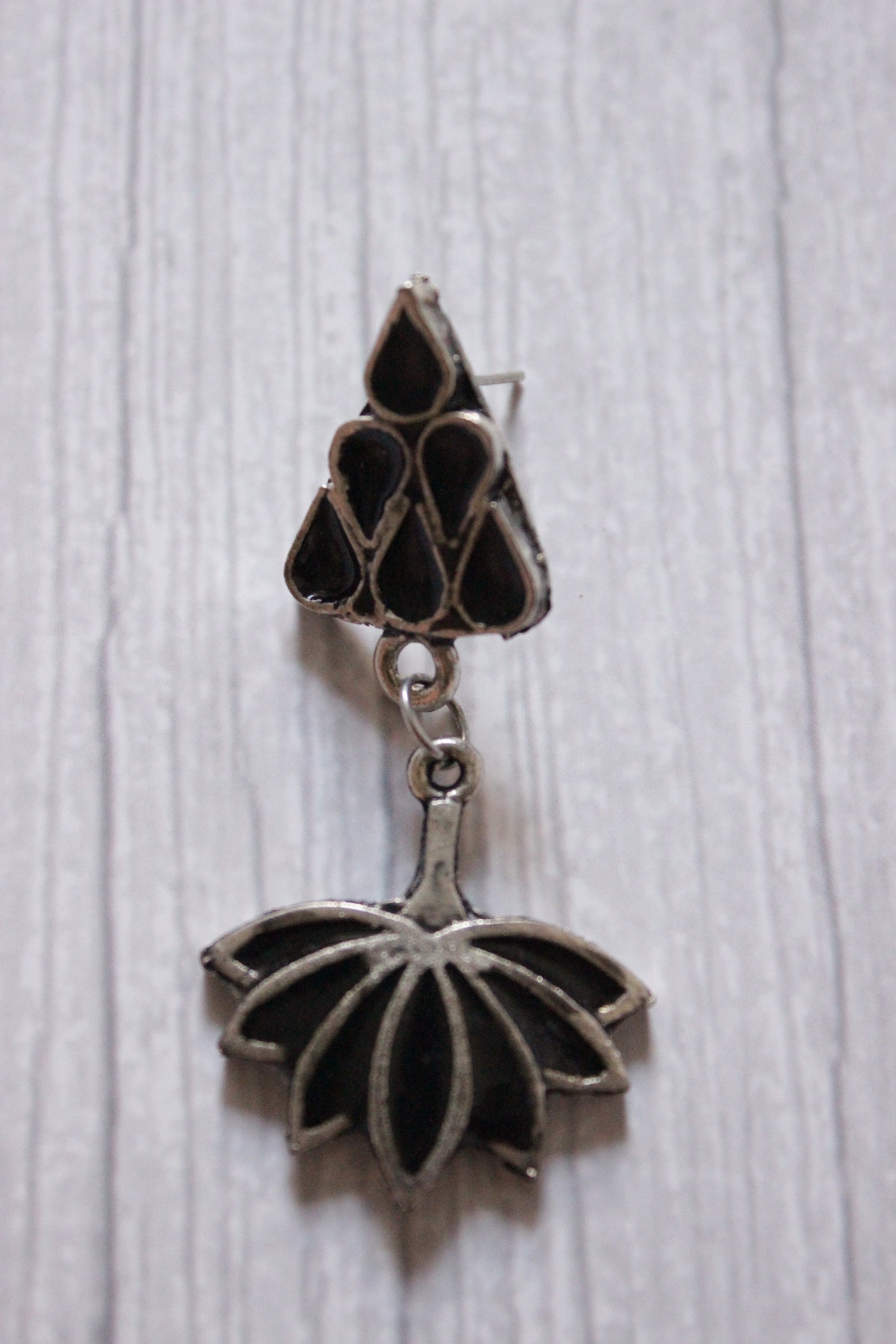 Black Glass Stones Embedded Silver Finish Metal Necklace Set with Thread Closure