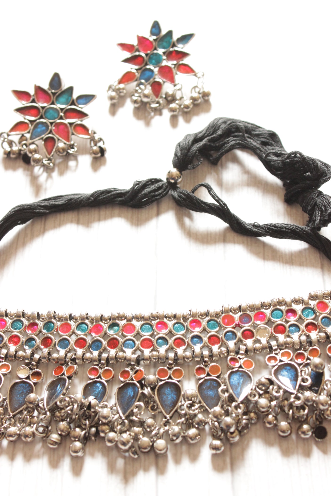 Multi-Color Glass Stones Embedded Adjustable Length Thread Closure Choker Necklace Set