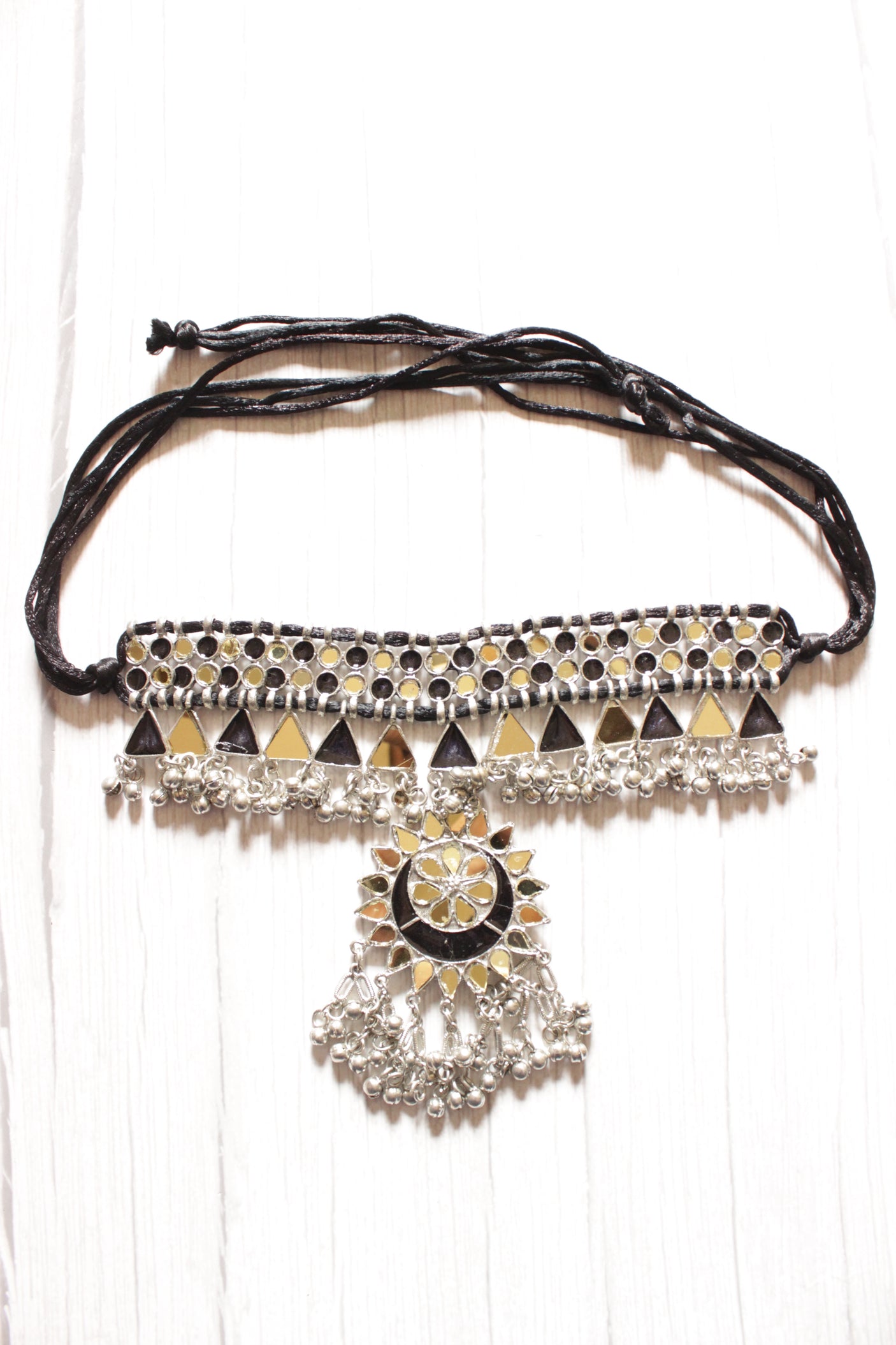 Yellow & Black Glass Stones Embedded Adjustable Length Thread Closure Choker Necklace Set