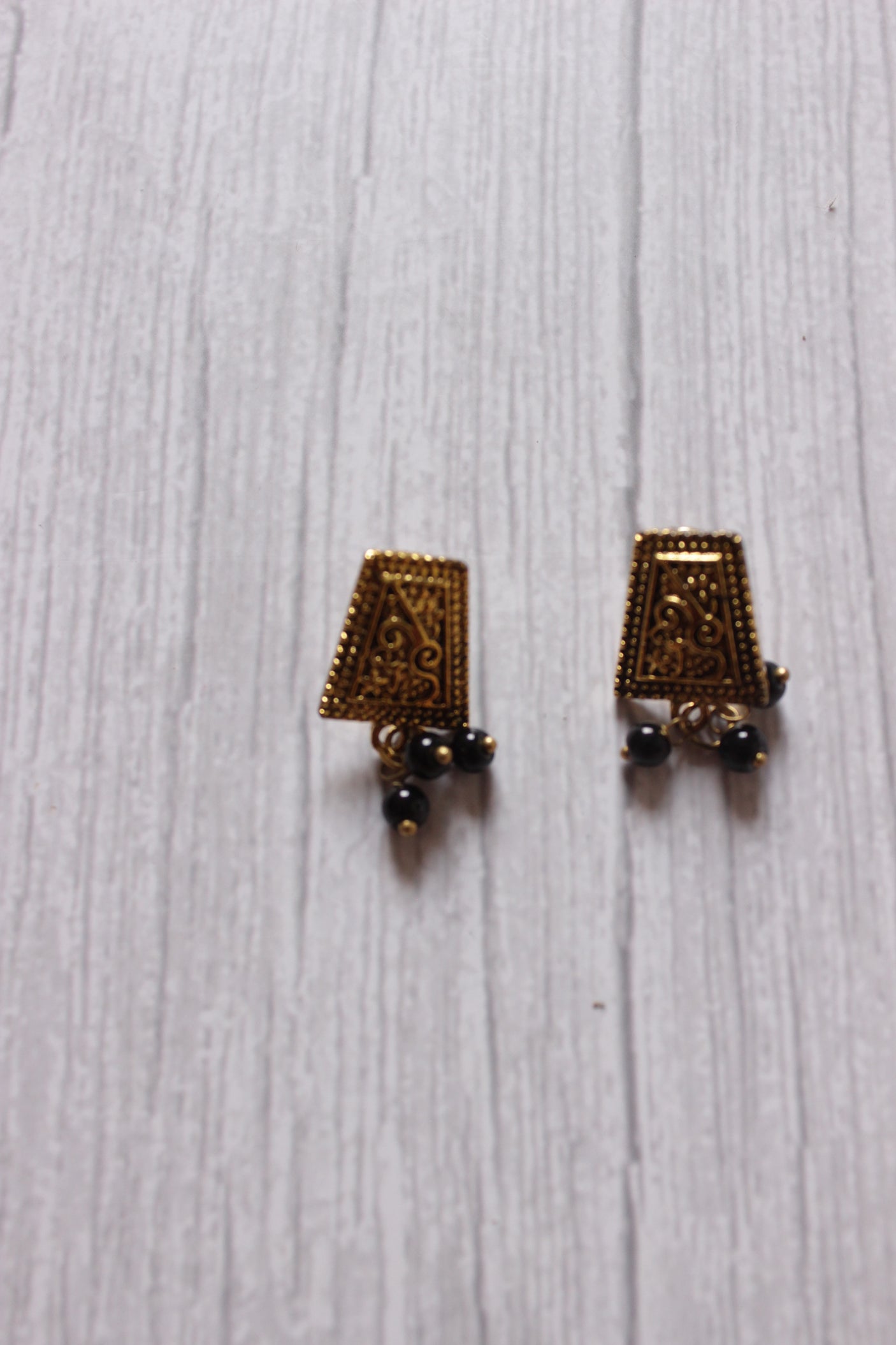 Black Stones Detailing Gold Finish Choker Necklace Set