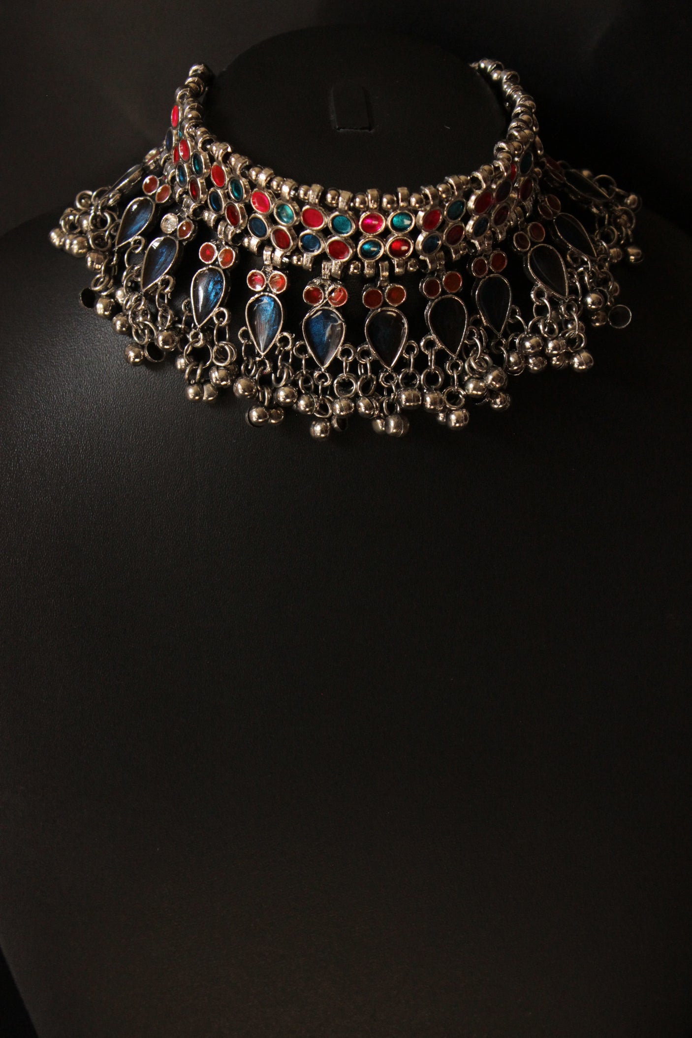 Multi-Color Glass Stones Embedded Adjustable Length Thread Closure Choker Necklace Set