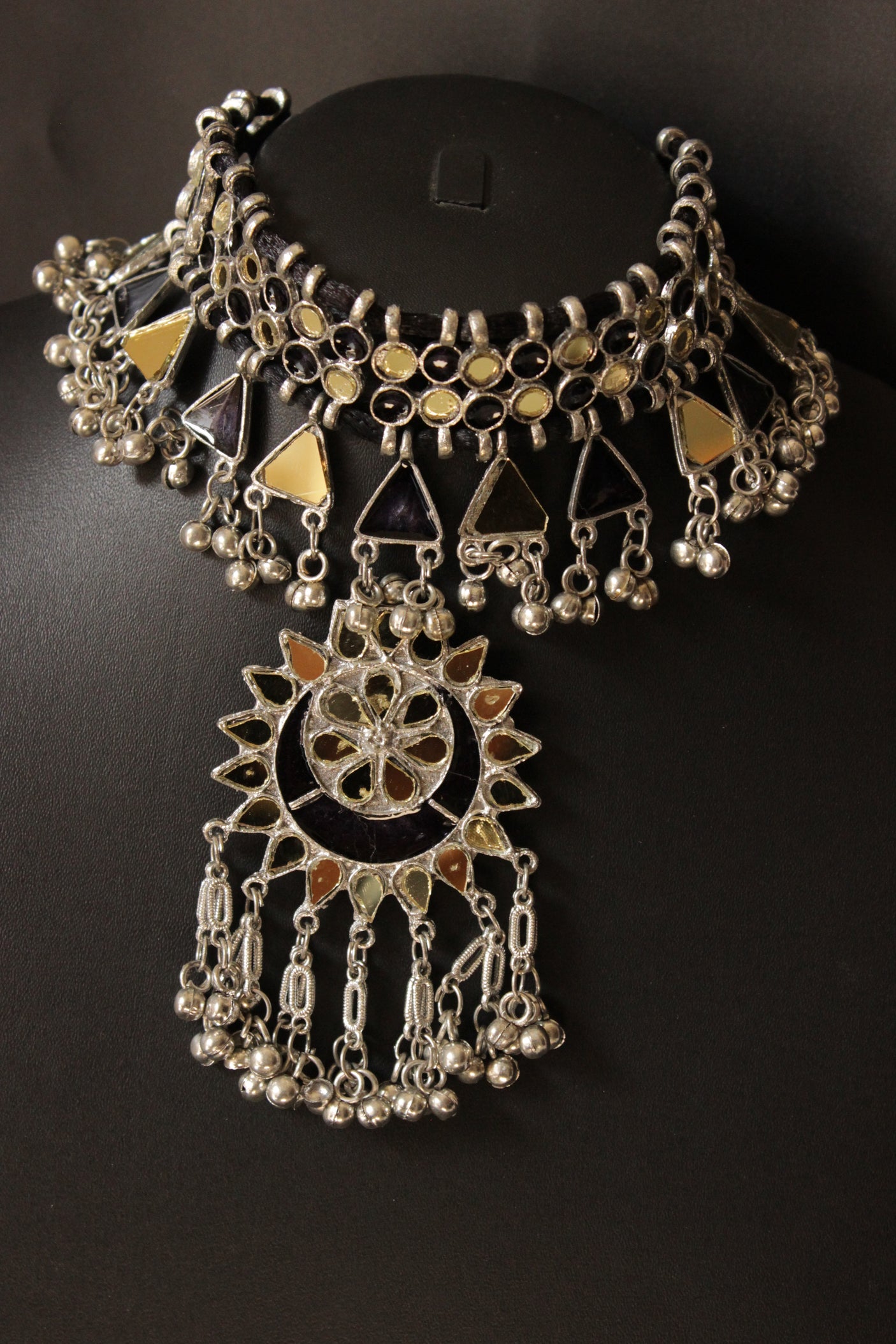 Yellow & Black Glass Stones Embedded Adjustable Length Thread Closure Choker Necklace Set