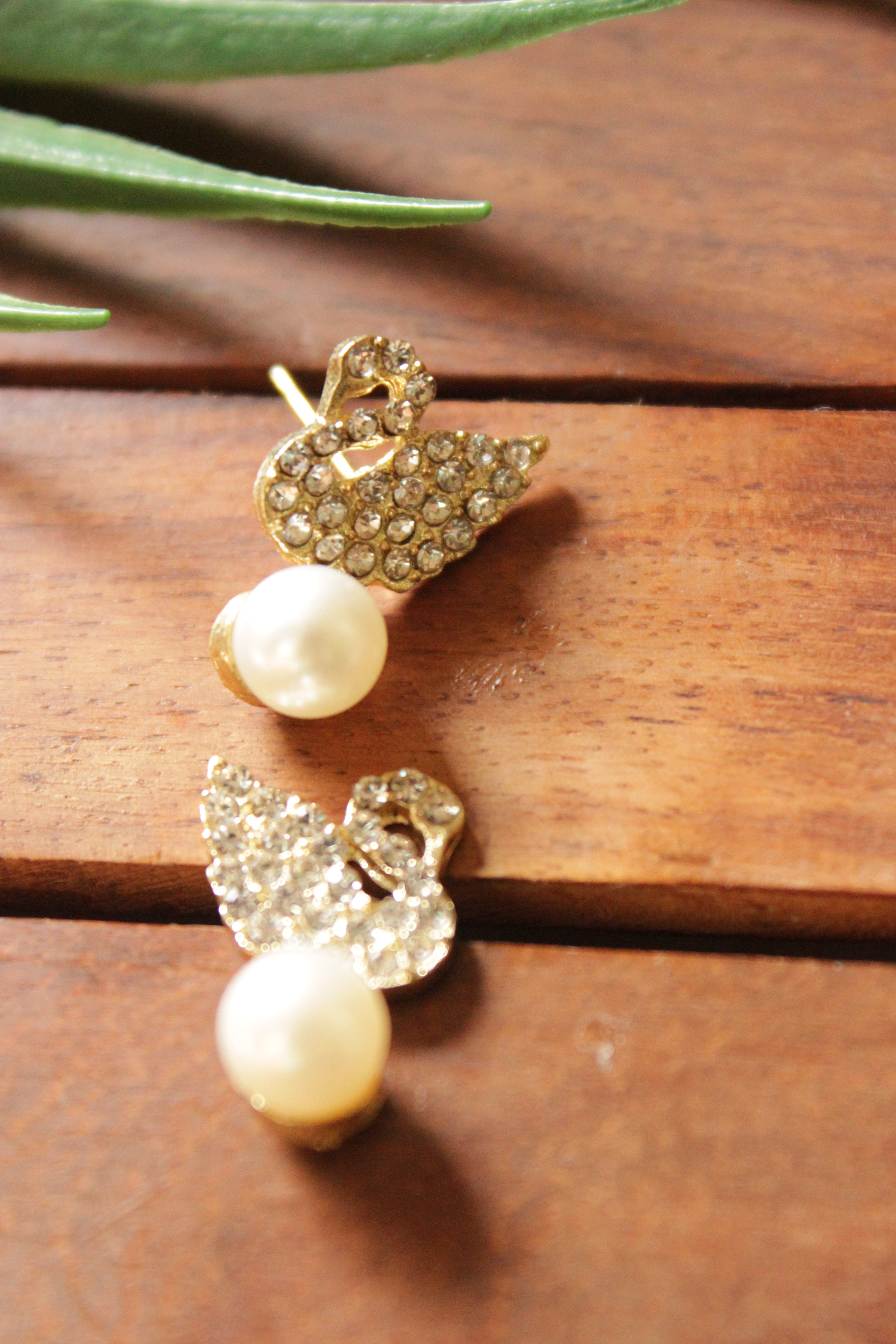 Rhinestones Embedded Gold Toned Swan Pearl Stone Stud Earrings