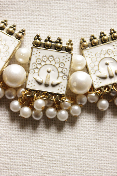 White and Gold Toned Bird Motif Embossed Dori Closure Adjustable Length Choker Necklace Set