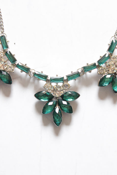 Green Glass Stones Embedded Chain Closure Necklace