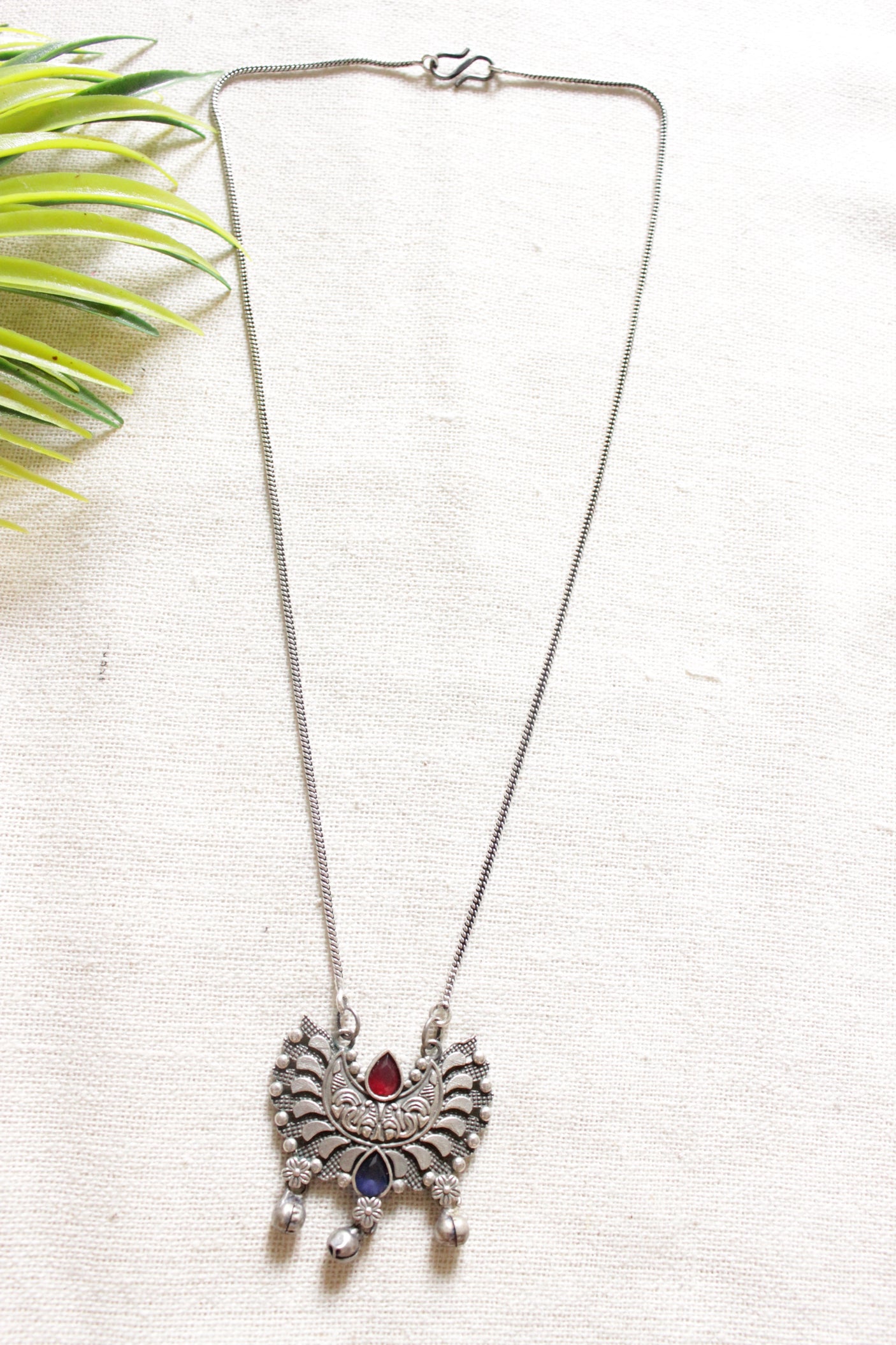 Oxidised Finish Dancing Peacock Feathers Shape Petite Silver Chain Necklace