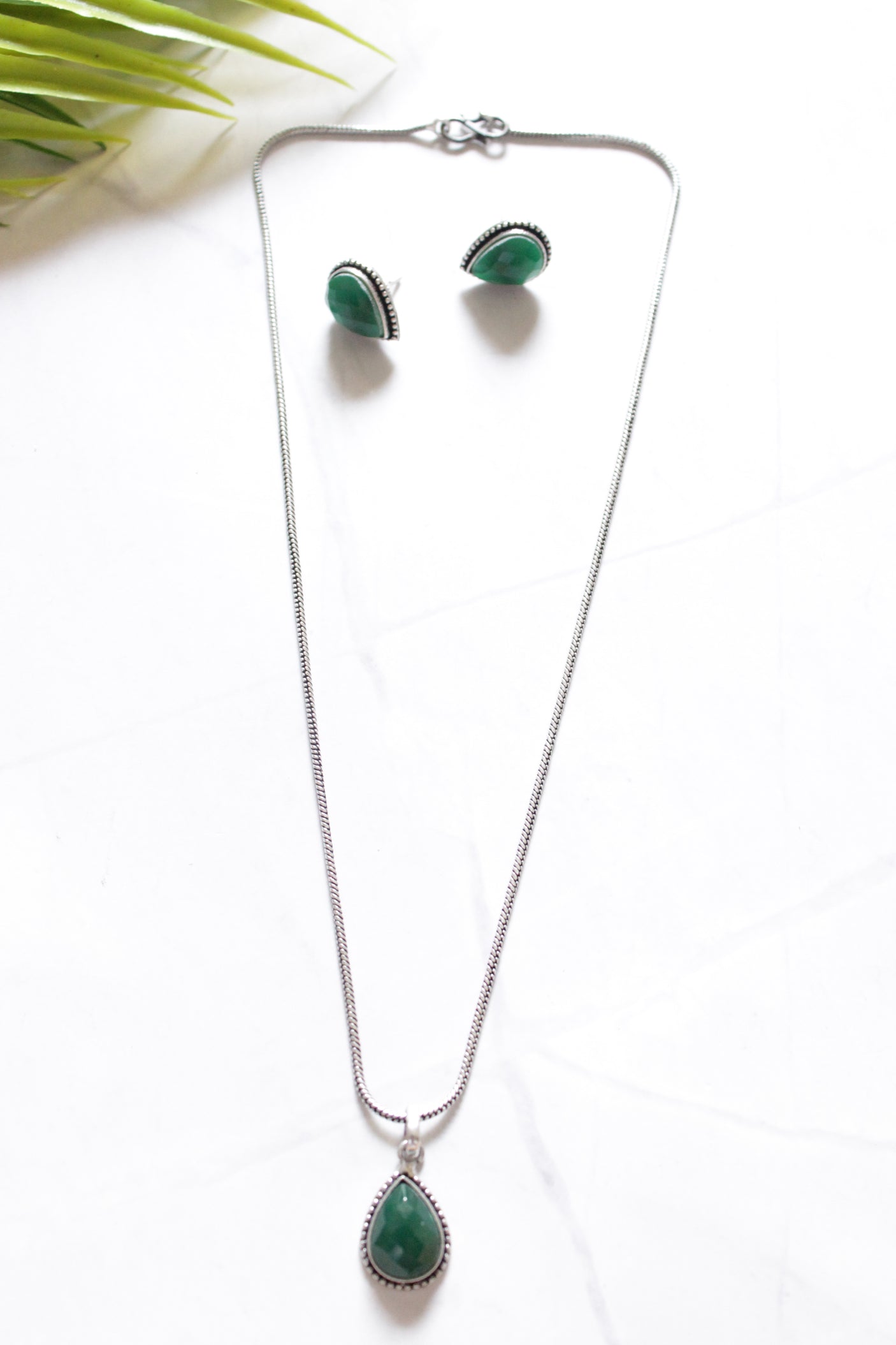Green Natural Gemstones Embedded Petite Silver Chain Necklace Set