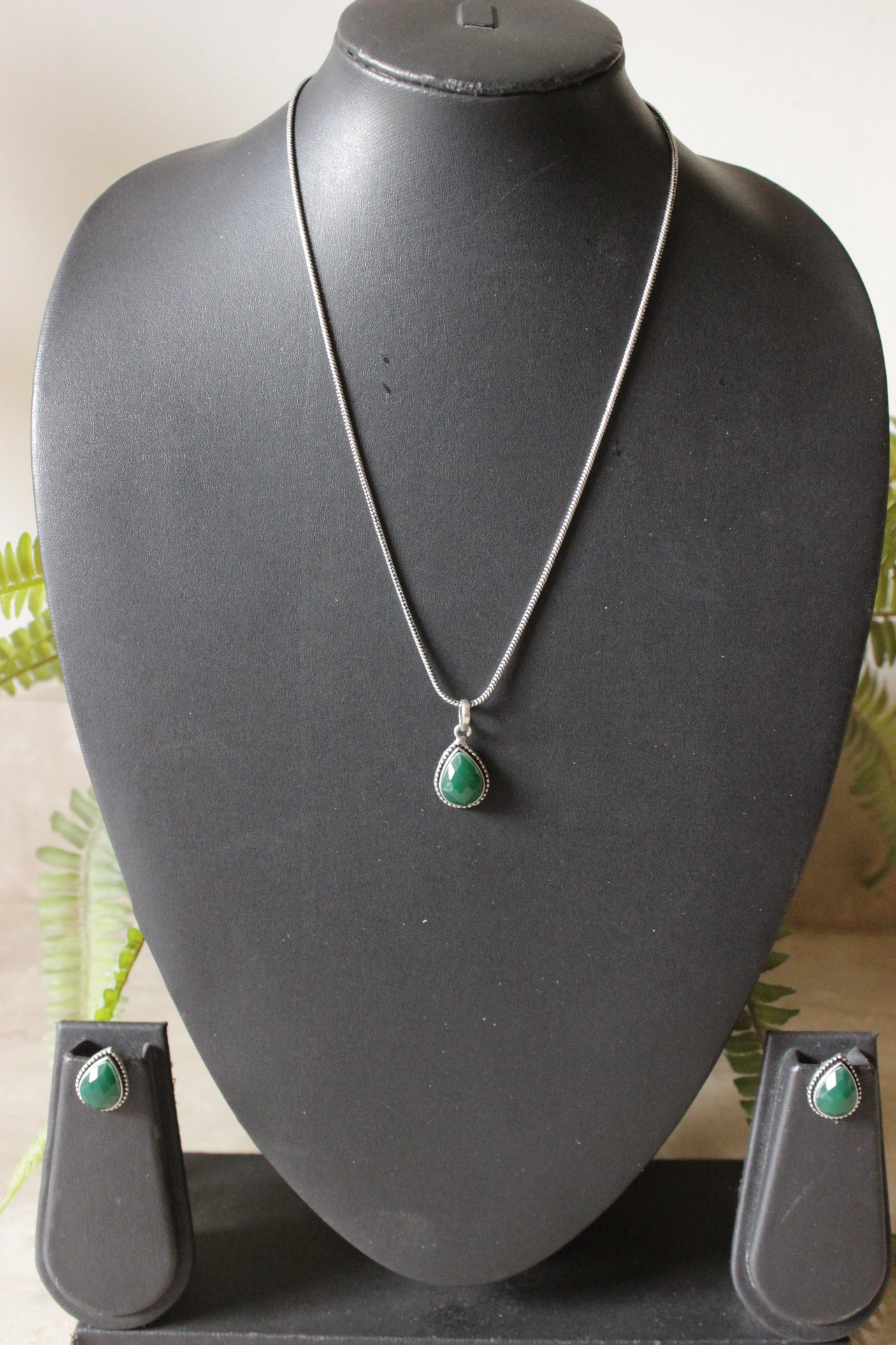Green Natural Gemstones Embedded Petite Silver Chain Necklace Set