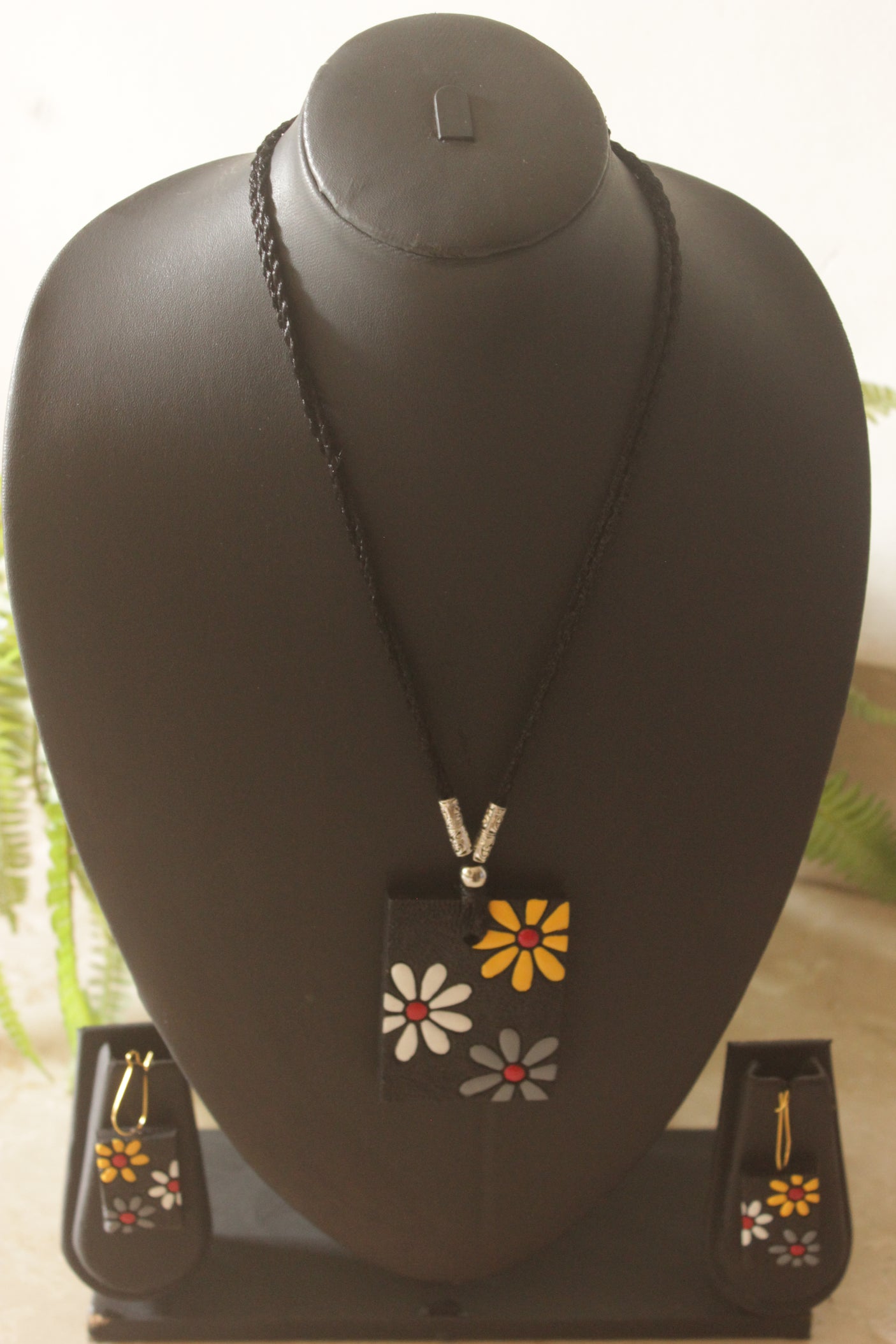 Daisy Bloom Handcrafted Terracotta Clay Necklace Set