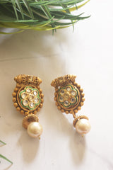 Kundan Studded Matt Gold Stud Earrings
