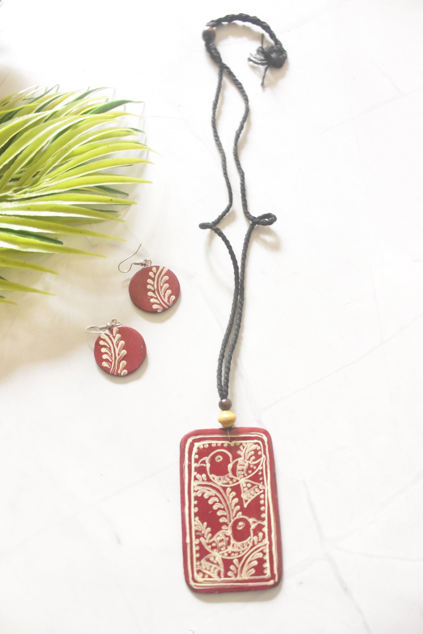 Red Hand Painted Bird Motifs Thread Closure Ceramic Necklace Set
