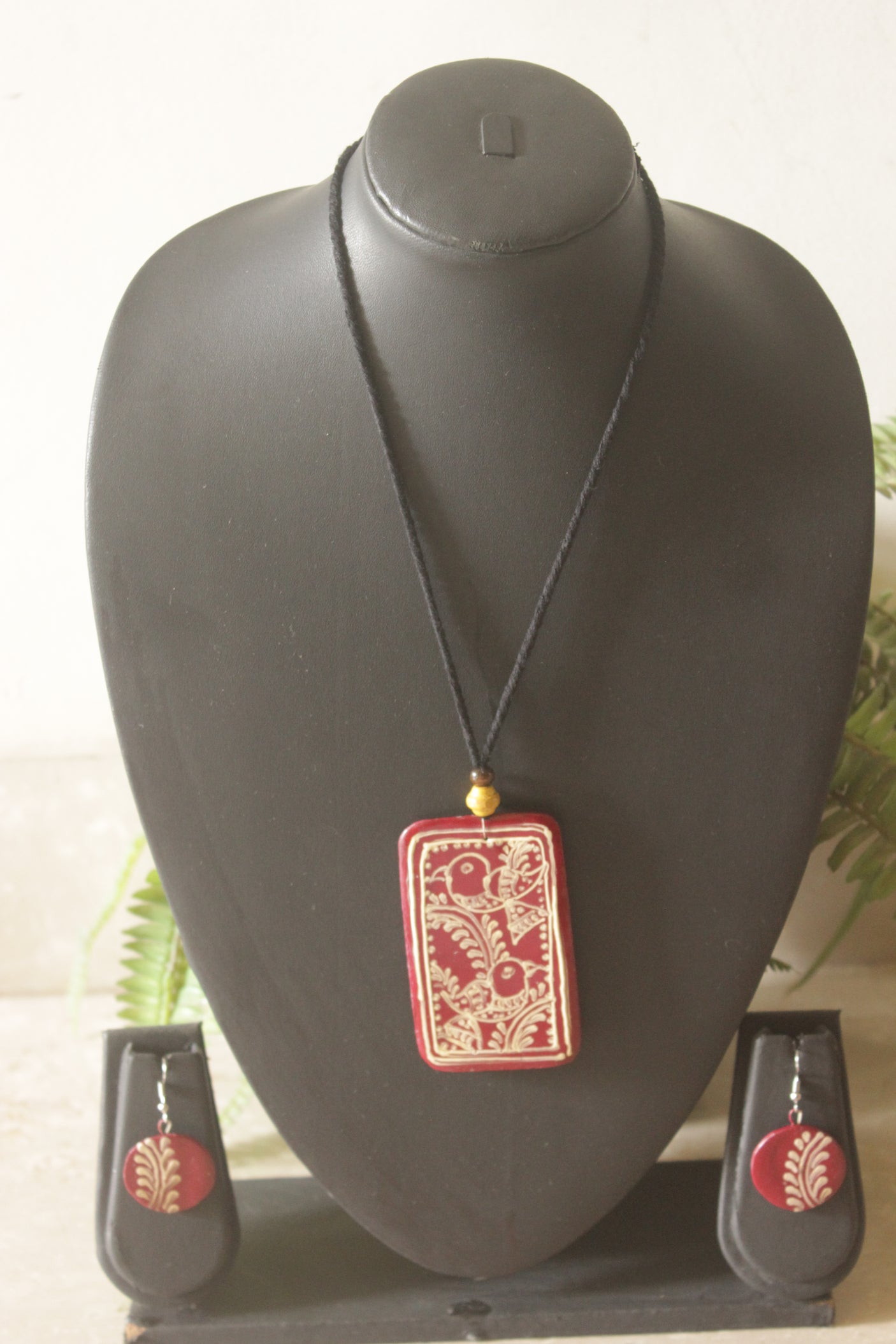 Red Hand Painted Bird Motifs Thread Closure Ceramic Necklace Set