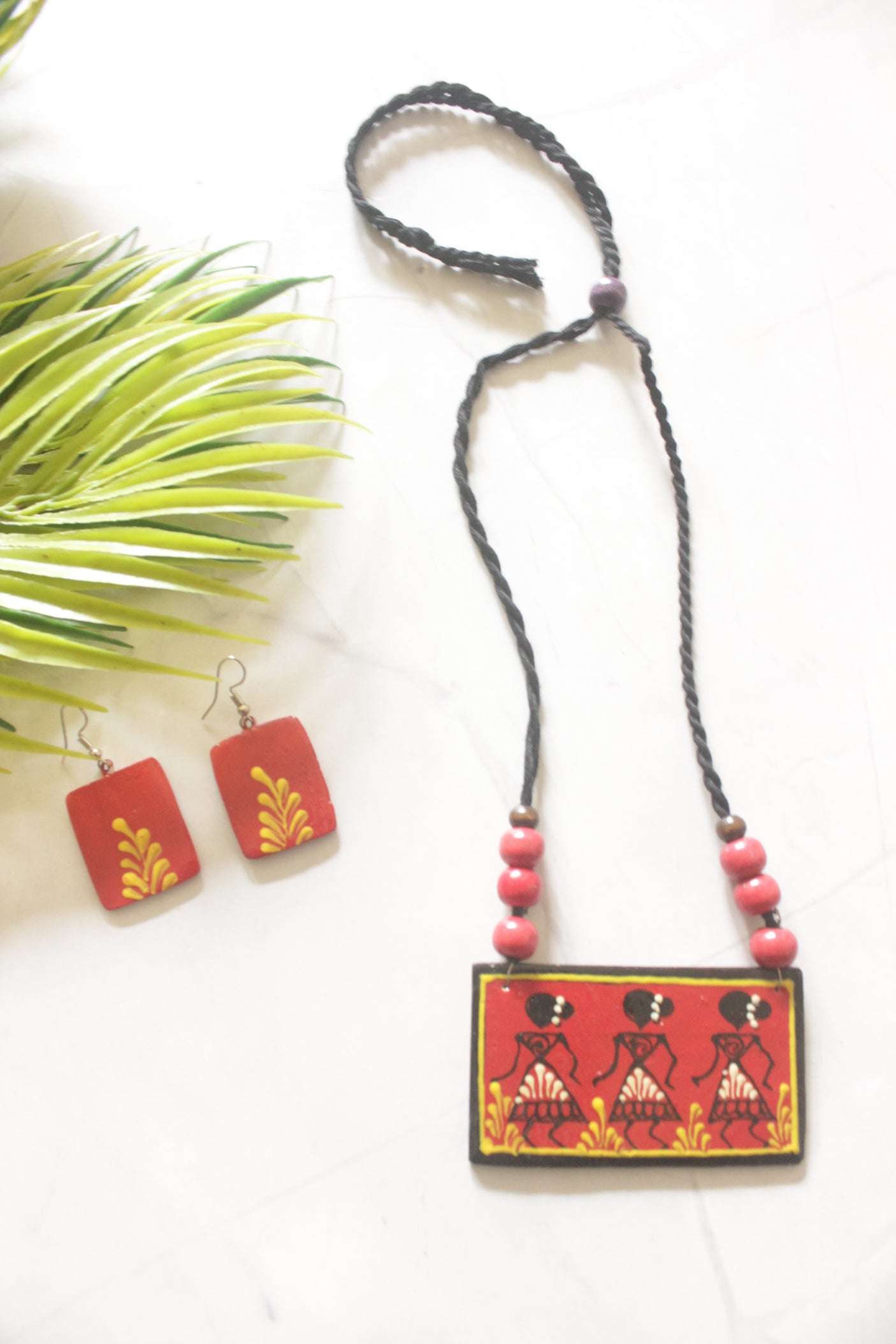 Red Hand Painted Tribal Motifs Thread Closure Ceramic Necklace Set