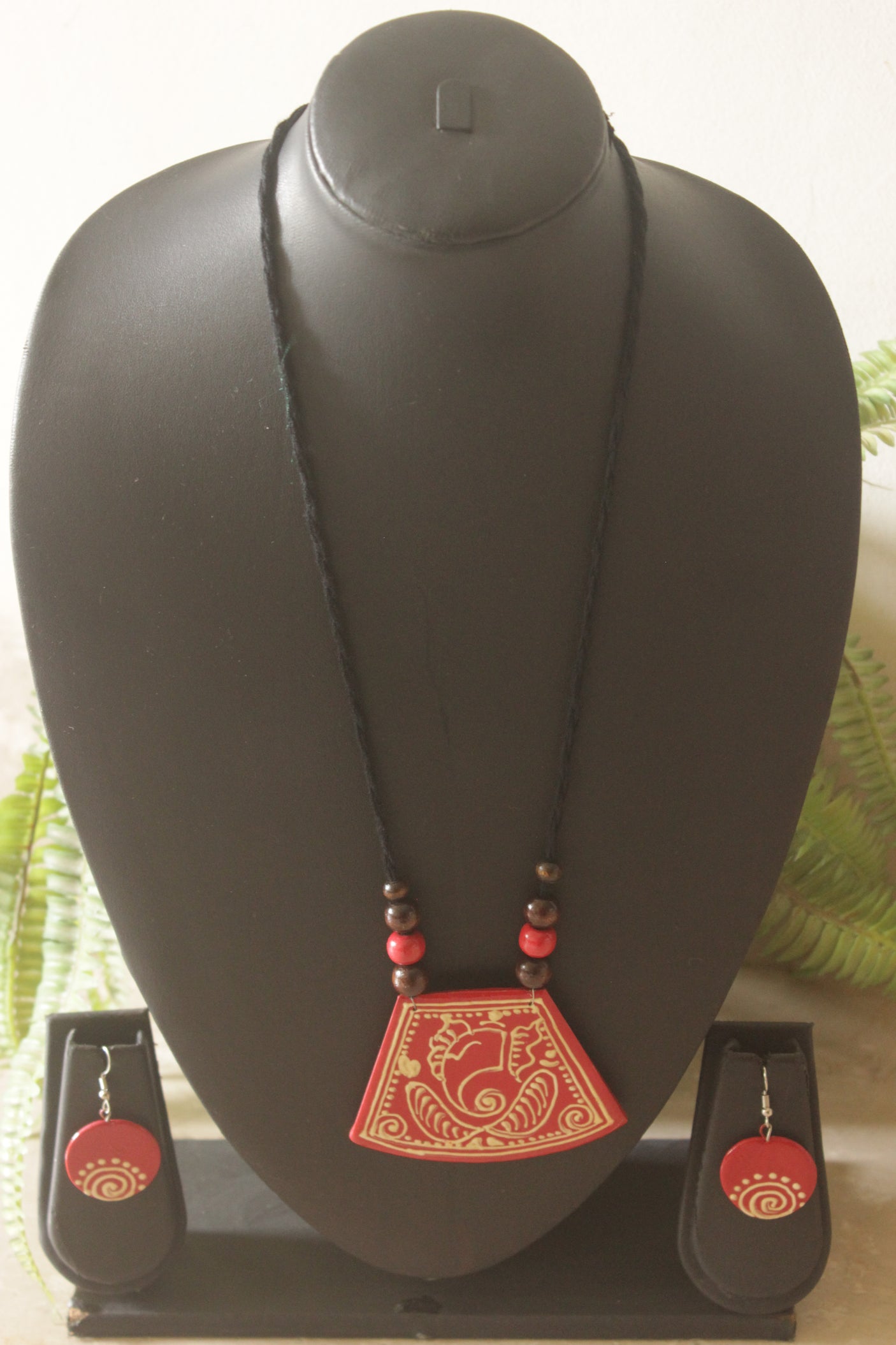 Red Hand Painted Ganesha Thread Closure Ceramic Necklace Set