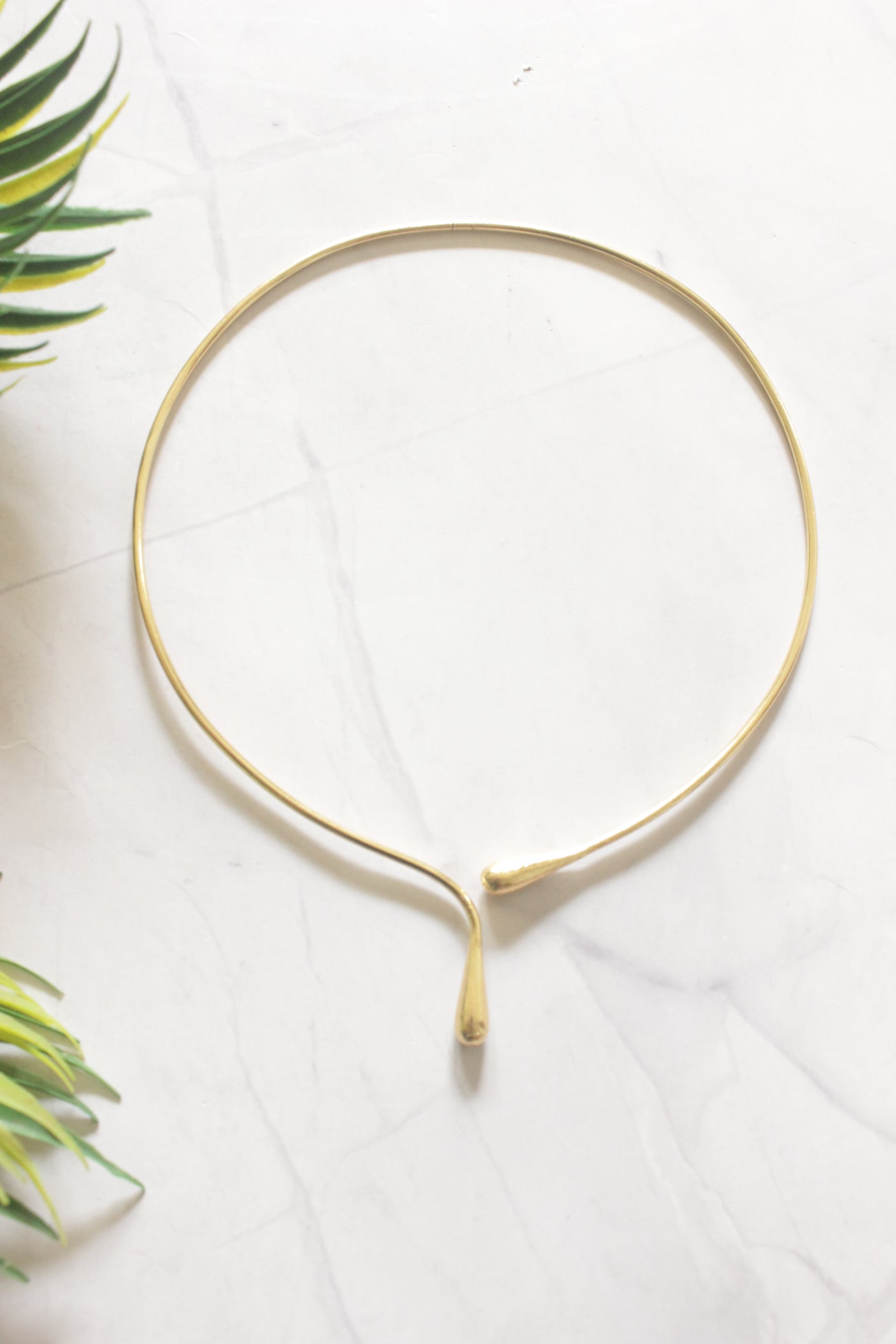 Minimalist Gold Open Wire Choker Necklace with Teardrop Tip End