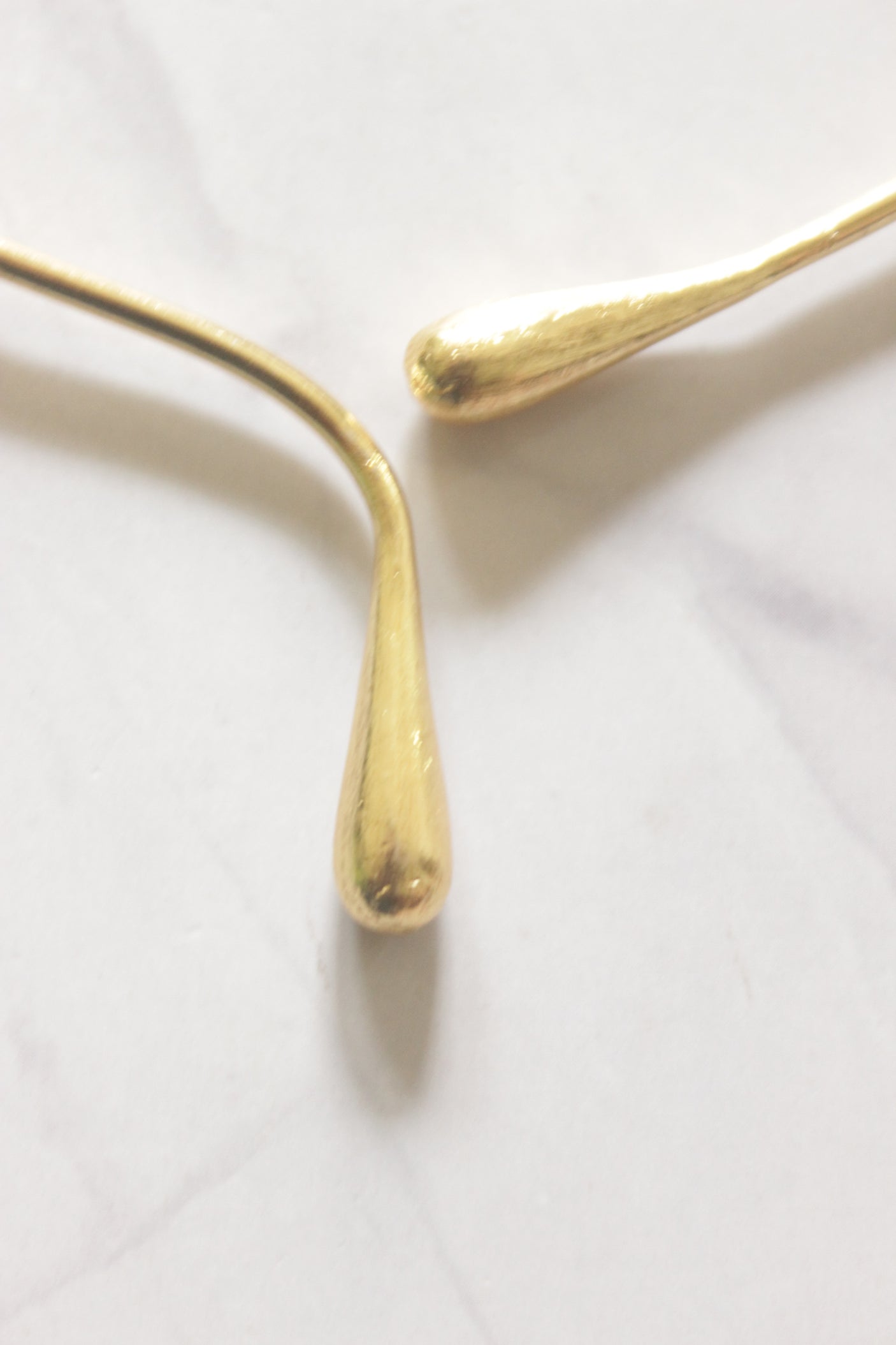 Minimalist Gold Open Wire Choker Necklace with Teardrop Tip End