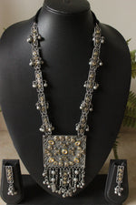 Load image into Gallery viewer, Intricately Detailed Glass Stones Embedded Oxidised Finish Chain Necklace
