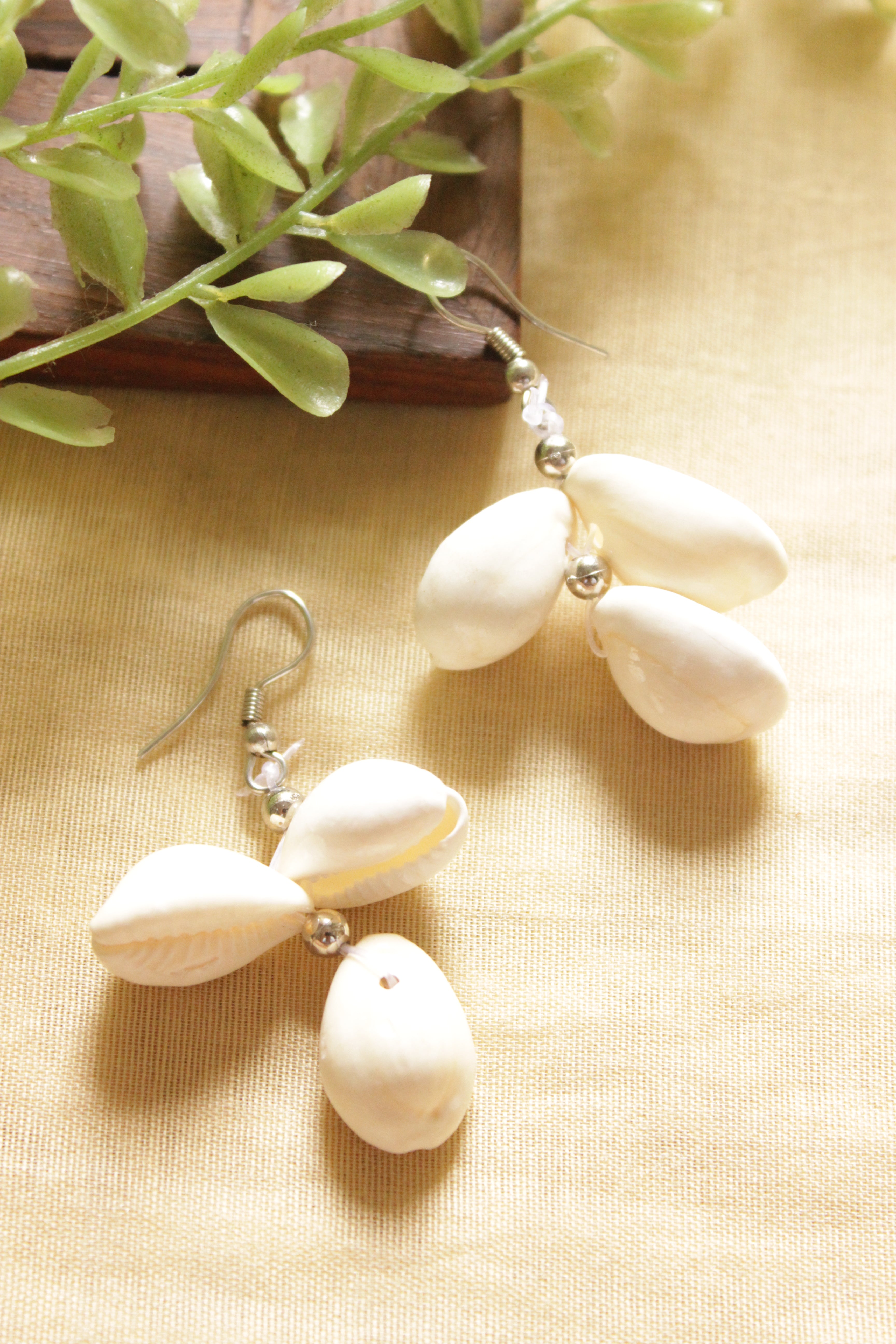 Shell Work Adjustable Closure Choker Necklace Set with Shell Earrings