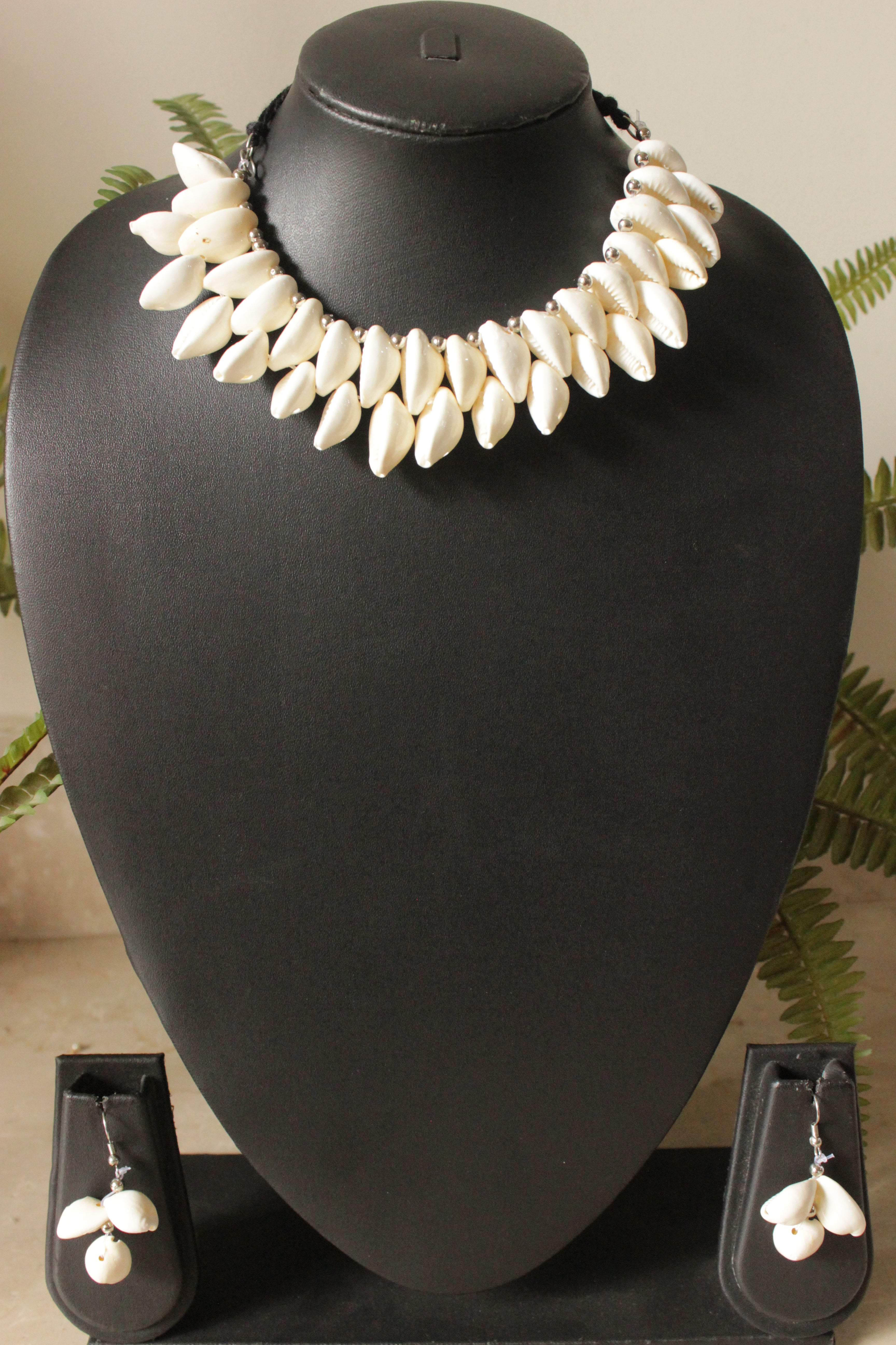 Shell Work Adjustable Closure Choker Necklace Set with Shell Earrings