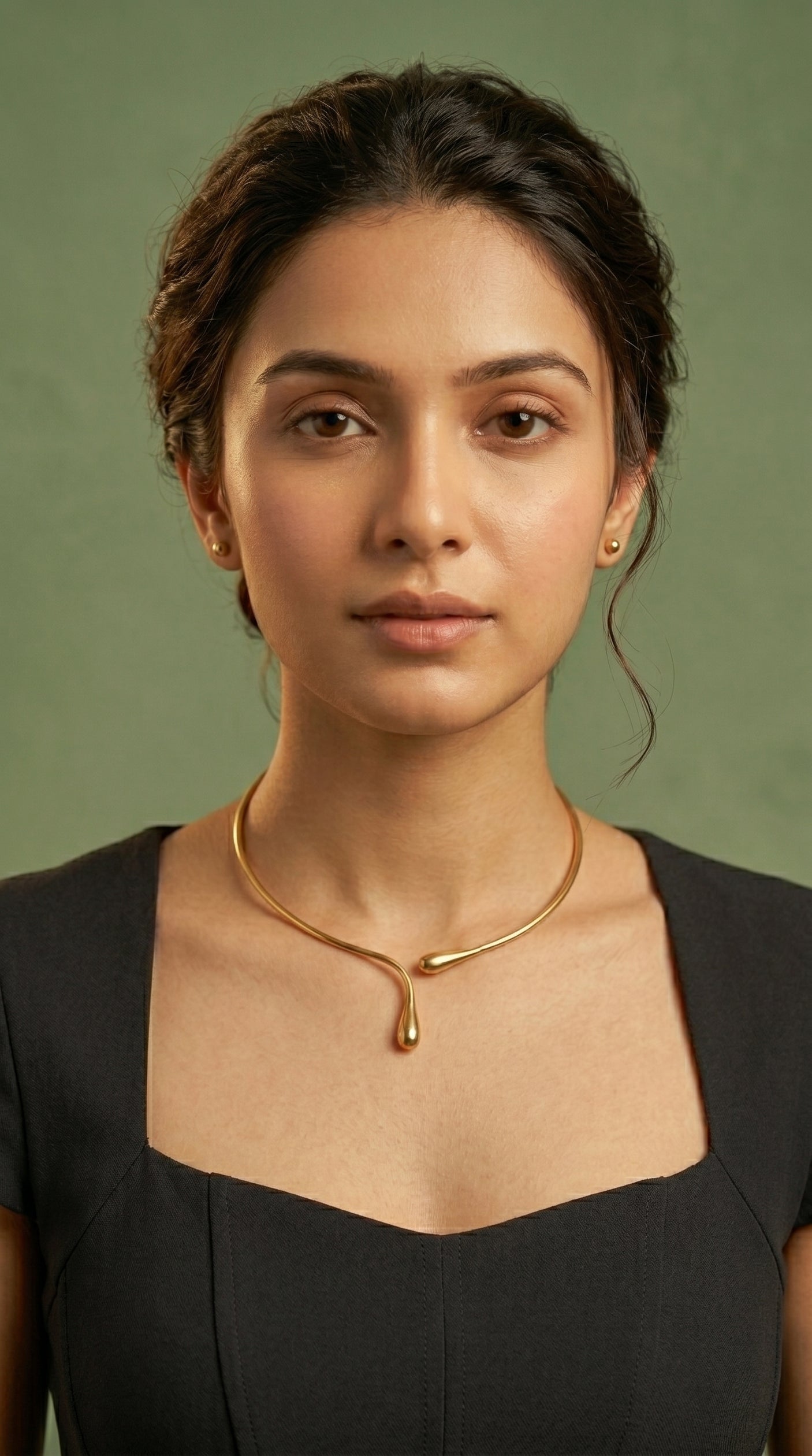 Minimalist Gold Open Wire Choker Necklace with Teardrop Tip End