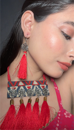 Load image into Gallery viewer, Indigo &amp; Red Fabric Necklace Set with Thread Closure
