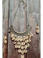 Load image into Gallery viewer, Hasli Necklace Set with Shell Work
