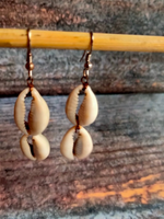 Load image into Gallery viewer, Hasli Necklace Set with Shell Work

