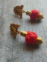Load image into Gallery viewer, Red Thread Closure Fabric Beads Antique Gold Finish Necklace Set
