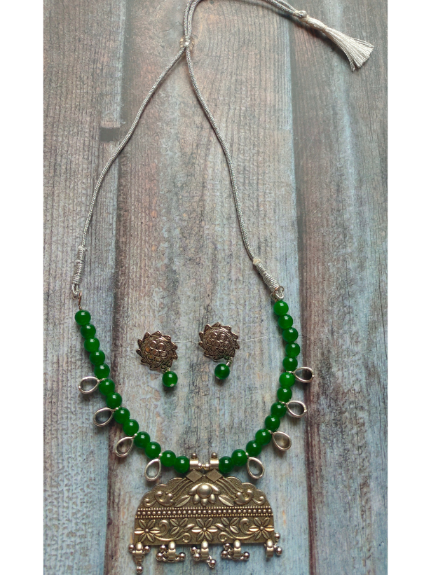 Green Glass Beads and Metal Pendant Necklace Set with Thread Closure