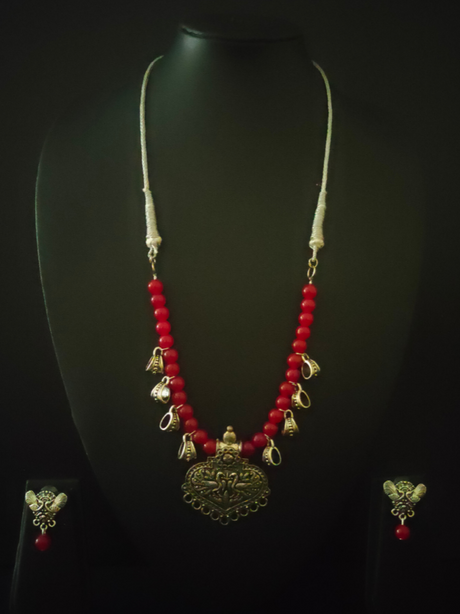 Red Glass Beads and Metal Pendant Necklace Set with Thread Closure