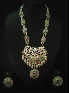 Intricately Detailed Necklace Set with Rhinestones and Mirror