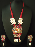 Load image into Gallery viewer, Kalamkari Fabric Shell Work Handcrafted Necklace Set with Thread Closure
