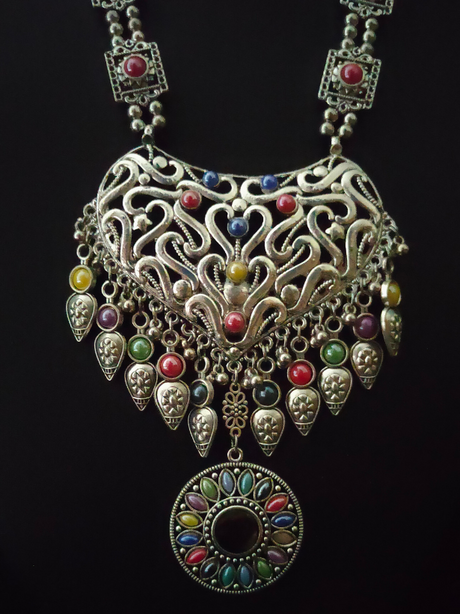 Intricately Detailed Necklace Set with Rhinestones and Mirror