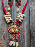 Load image into Gallery viewer, Kalamkari Fabric Shell Work Handcrafted Necklace Set with Thread Closure
