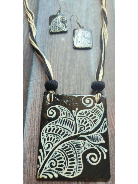 Hand Painted Peacock Motif Thread Closure Ceramic Necklace Set