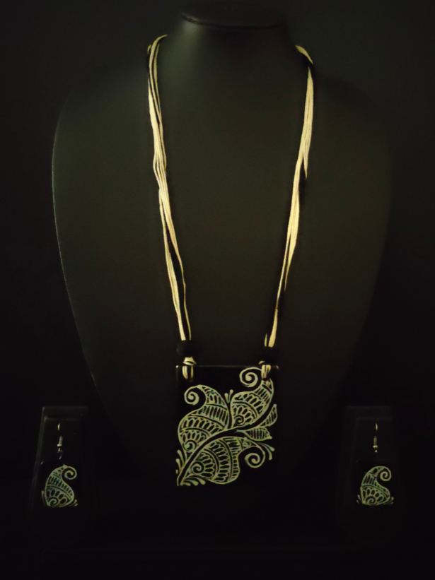 Hand Painted Peacock Motif Thread Closure Ceramic Necklace Set